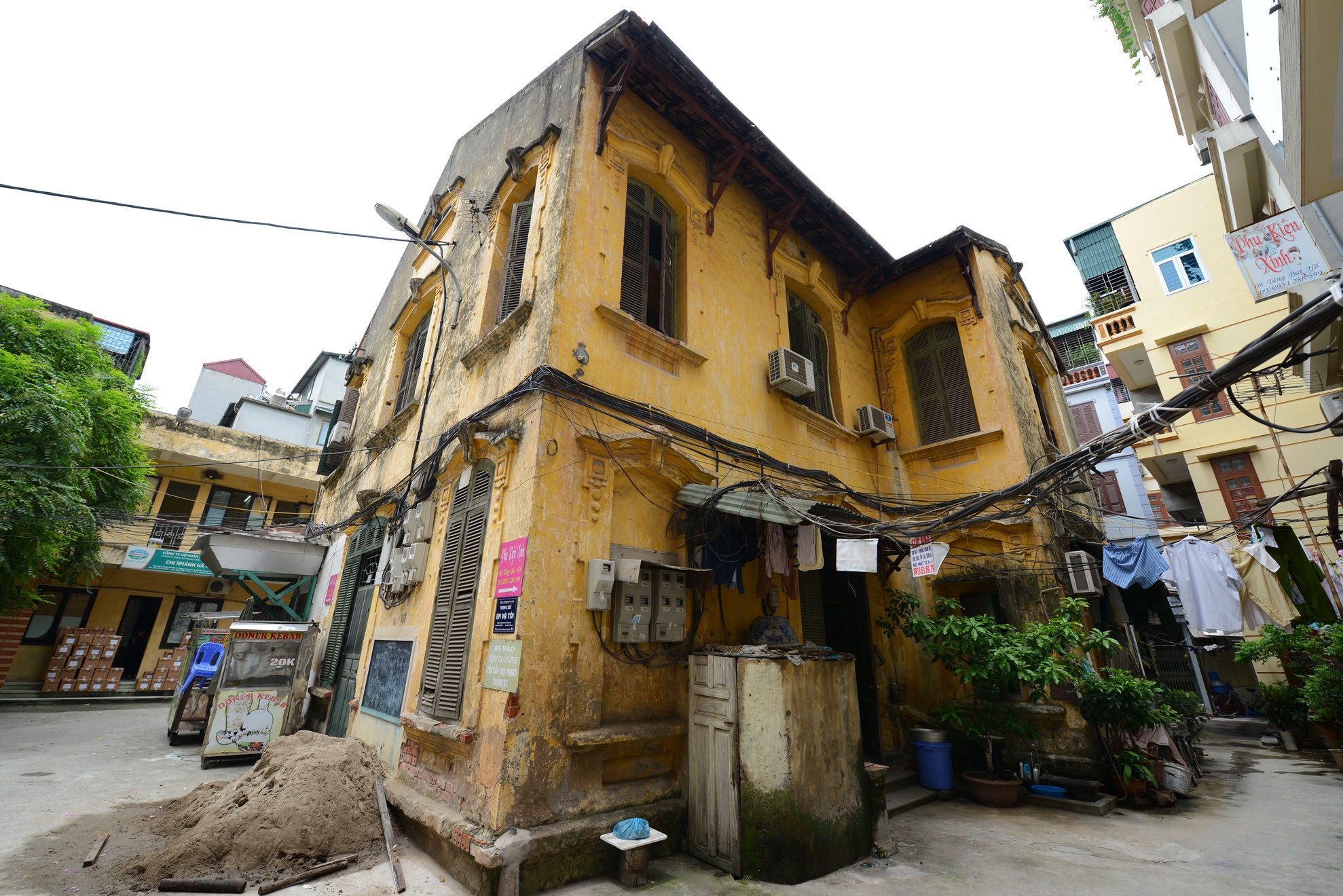 Được biết các hộ ở “biệt thự” đều bị trả lại hồ sơ, không được cấp sổ đỏ nên đi thì tiếc mà ở cũng chẳng đành trong khi các hộ dân sống xung quanh căn biệ thử cổ này đều được mua nhà theo Nghị định 61 của Chính phủ. 