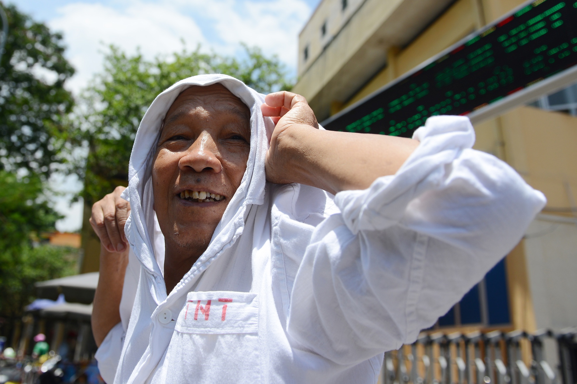 Nguoi Ha Noi oan minh duoi cai nong 40 do C hinh anh