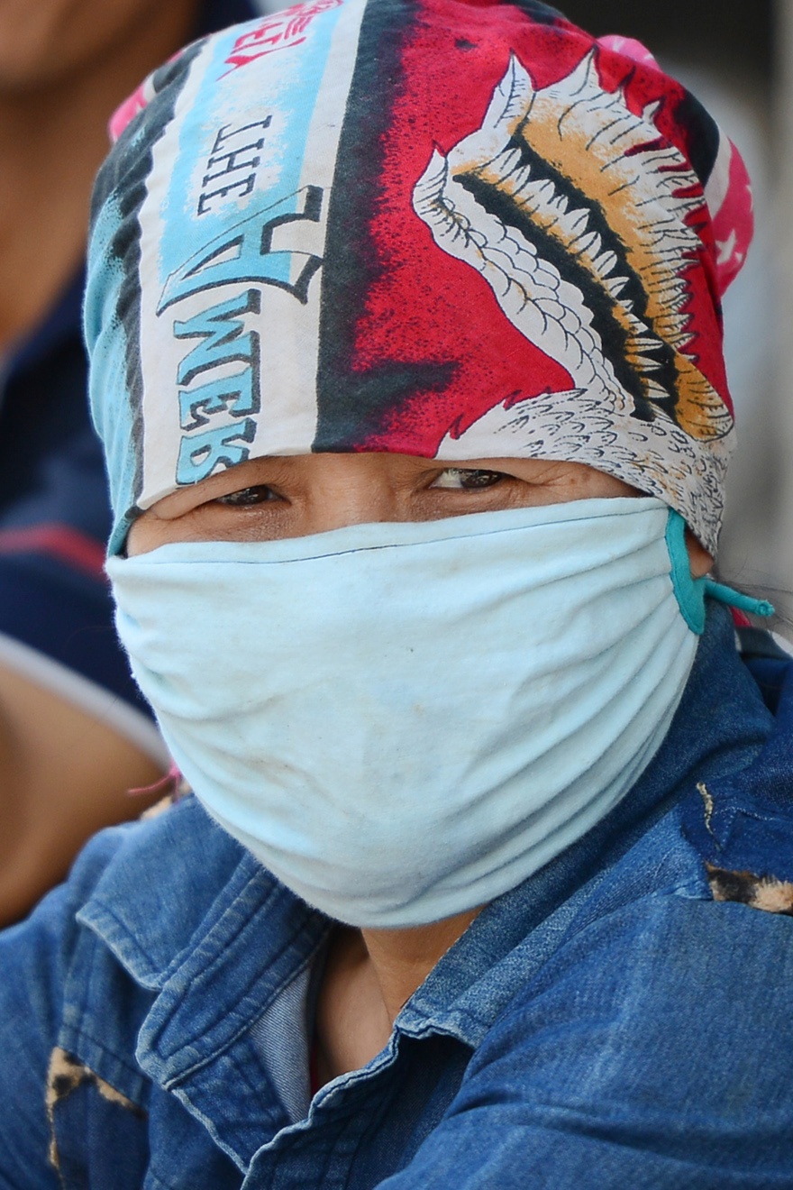 Một phụ nữ trùm kín mít khuôn mặt chỉ còn để lộ đôi mắt.