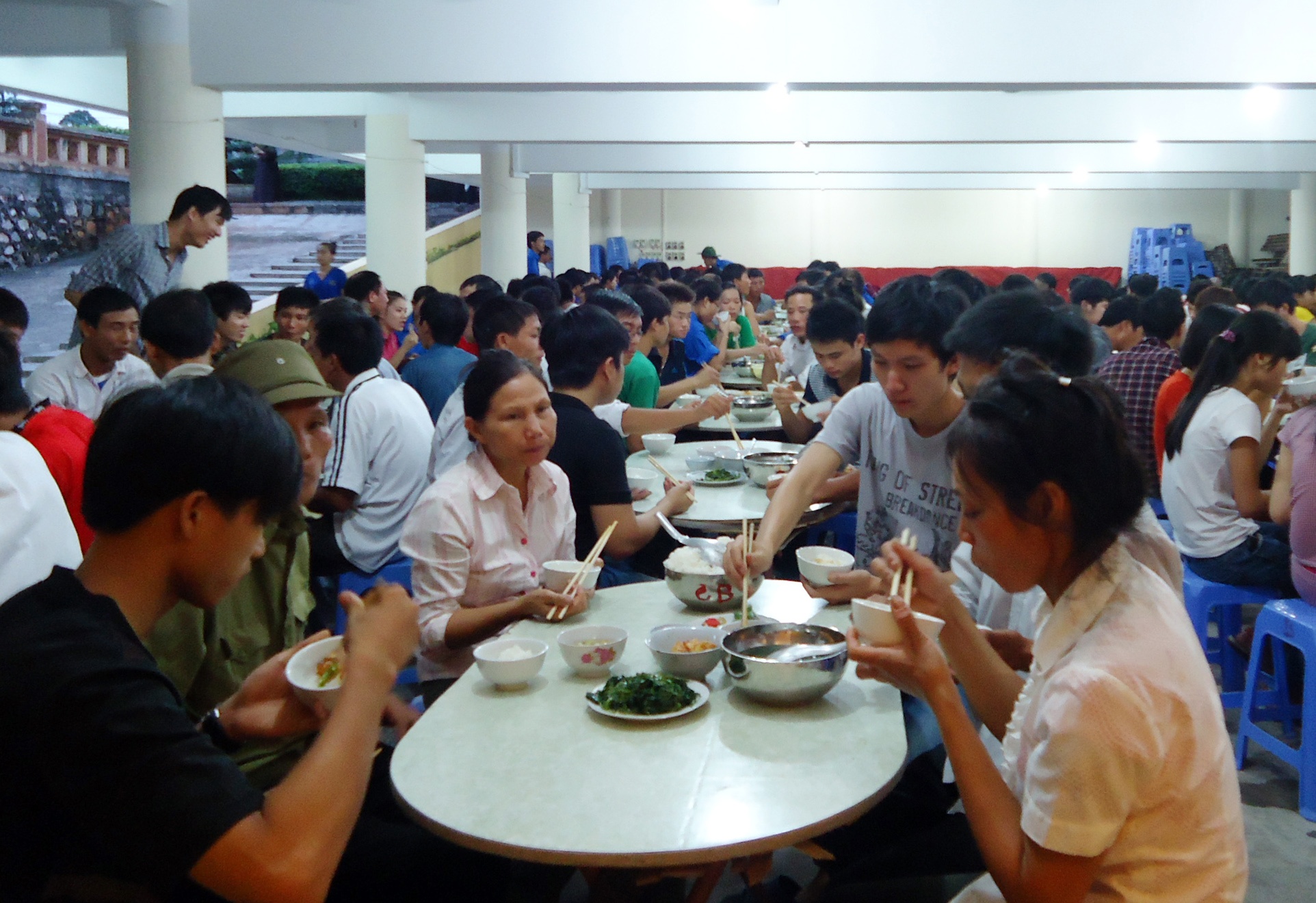 Nhà chùa cùng các bạn sinh viên tình nguyện còn chuẩn bị đủ 3 bữa cơm chay cho phụ huynh và thí sinh cho tới hết kỳ thi.