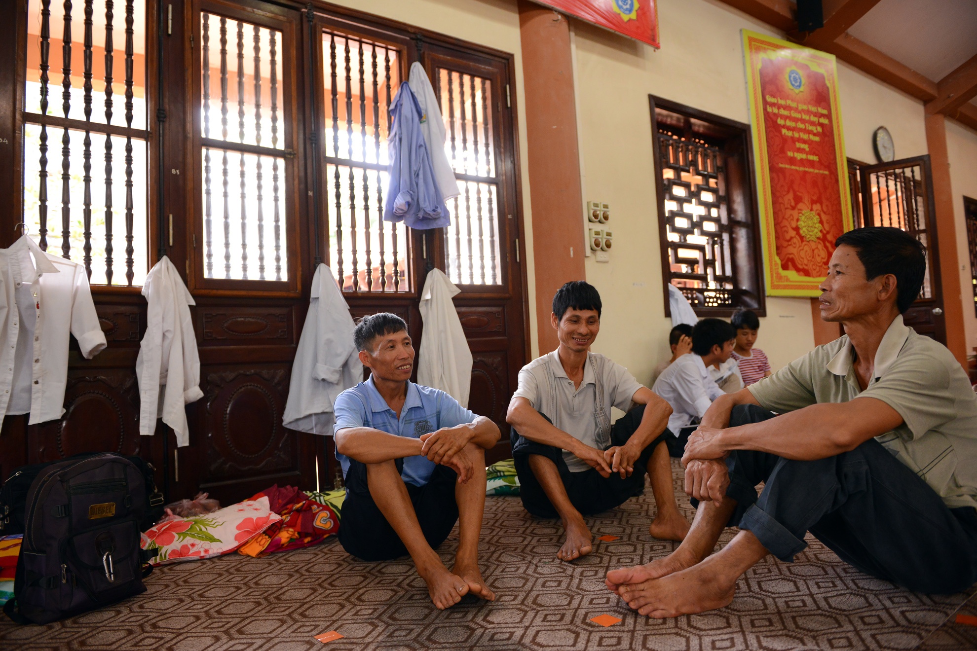 Chú Thu chia sẻ những kinh nghiệm khi lần đầu đưa con lớn dự thi đại học với những phụ huynh cùng phòng. Mặc dù vậy anh Thu vẫn thấy bỡ ngỡ và hồi hộp như lần đầu tiên, nhất là cảm kích việc nhà chùa cùng các bạn tình nguyện đã hết sức giúp đỡ tạo điều kiện cho mọi người có nơi ăn chốn ở thoải mái trong suốt kỳ thi.