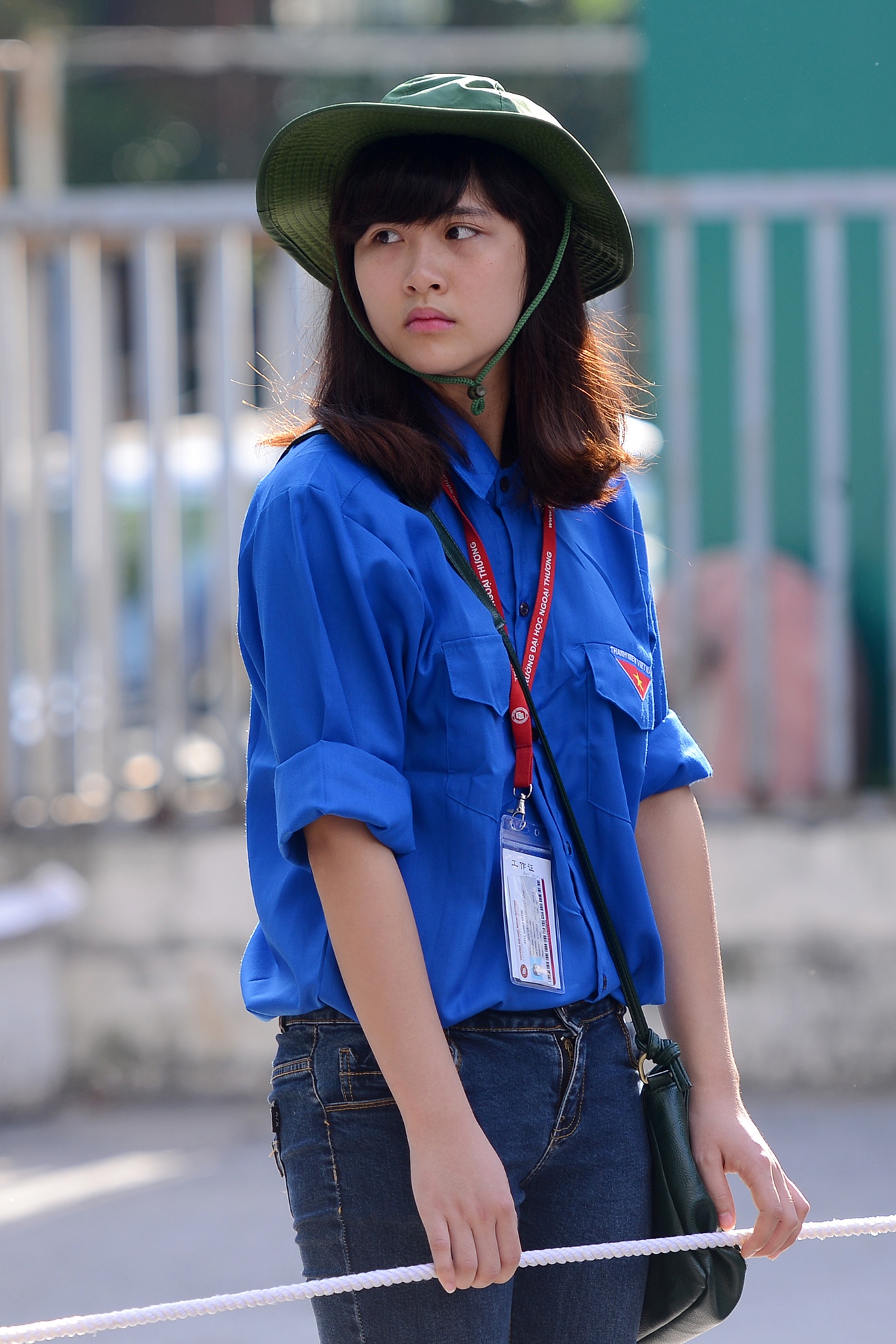 Xinh xắn trong đồng phụ xanh tình nguyện và mũ tai bèo, các bạn luôn giữ vững đội hình dù nắng hay mưa.