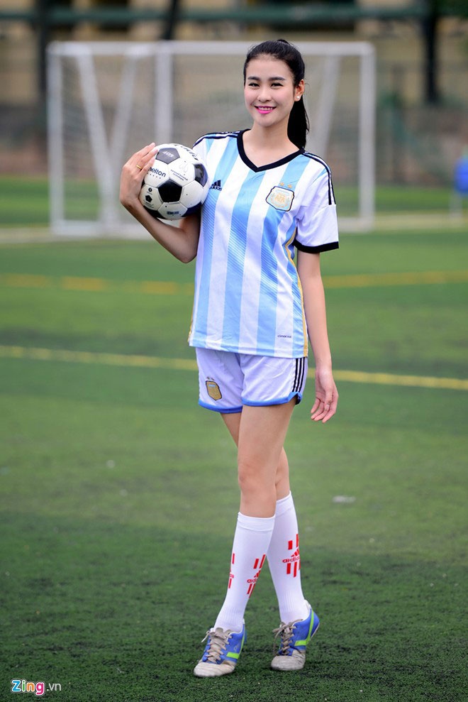 Siêu mẫu Việt có chiều cao khá ấn tượng 1m80, với đôi chân dài 1m15, khiến nhiều đấng mày râu cũng phài ngưỡng mộ.