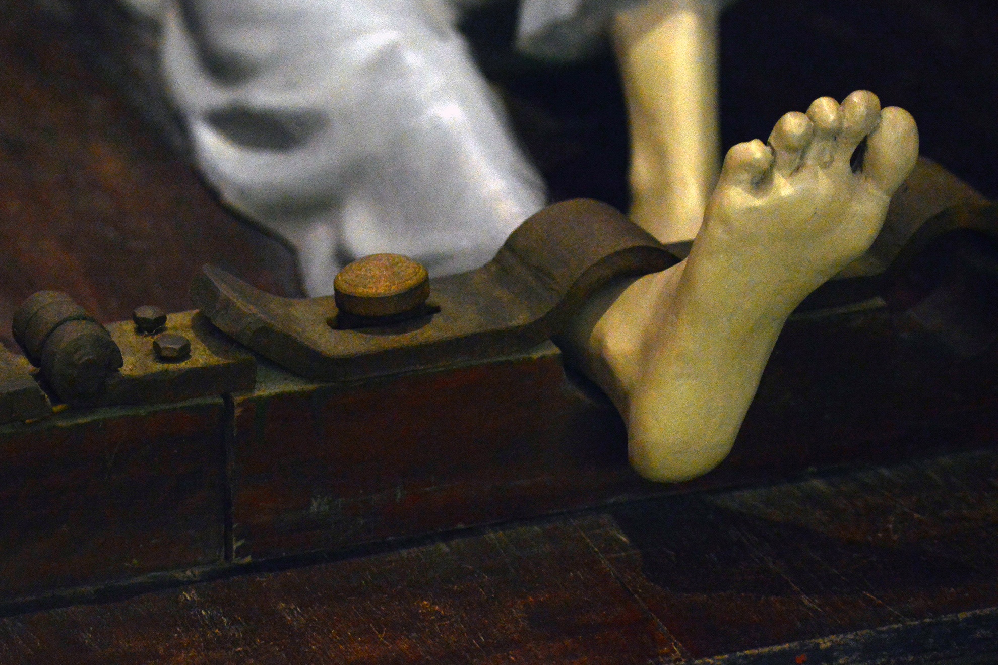 Ngay từ khi chưa hoàn thành, tháng 1/1899 nhà tù Hỏa Lò đã đảm nhận việc giam người. 