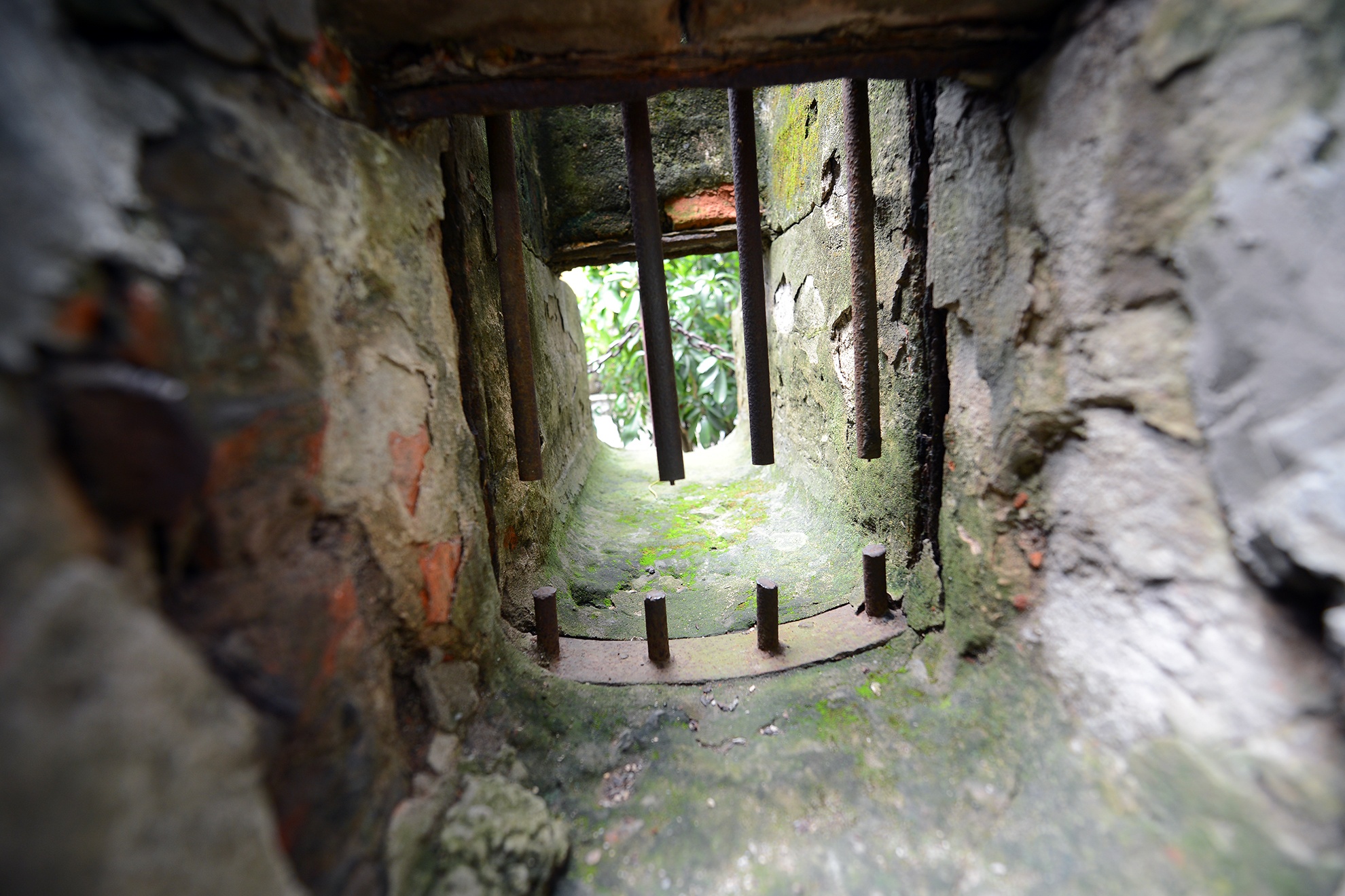 Từ những quy định nghiêm ngặt như vậy, thực dân Pháp yên tâm và tự đắc cho rằng Nhà tù Hoả Lò “nội bất xuất, ngoại bất nhập”, “con kiến cũng chẳng lọt qua được”