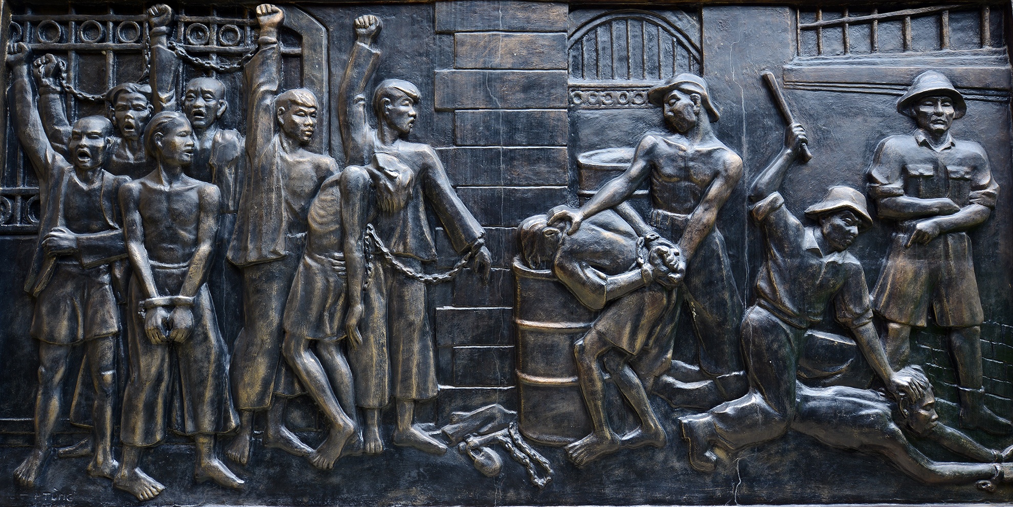 Hoả Lò được người biệt danh là “địa ngục trần gian” giữa lòng Hà Nội với tù nhân, từ những cú tát nảy lửa lúc vừa bước chân qua cánh cổng bằng gỗ lim nặng chịch, rồi bị gông cùm, đánh đập dã man trong các phòng biệt giam hay xà lim án chém.