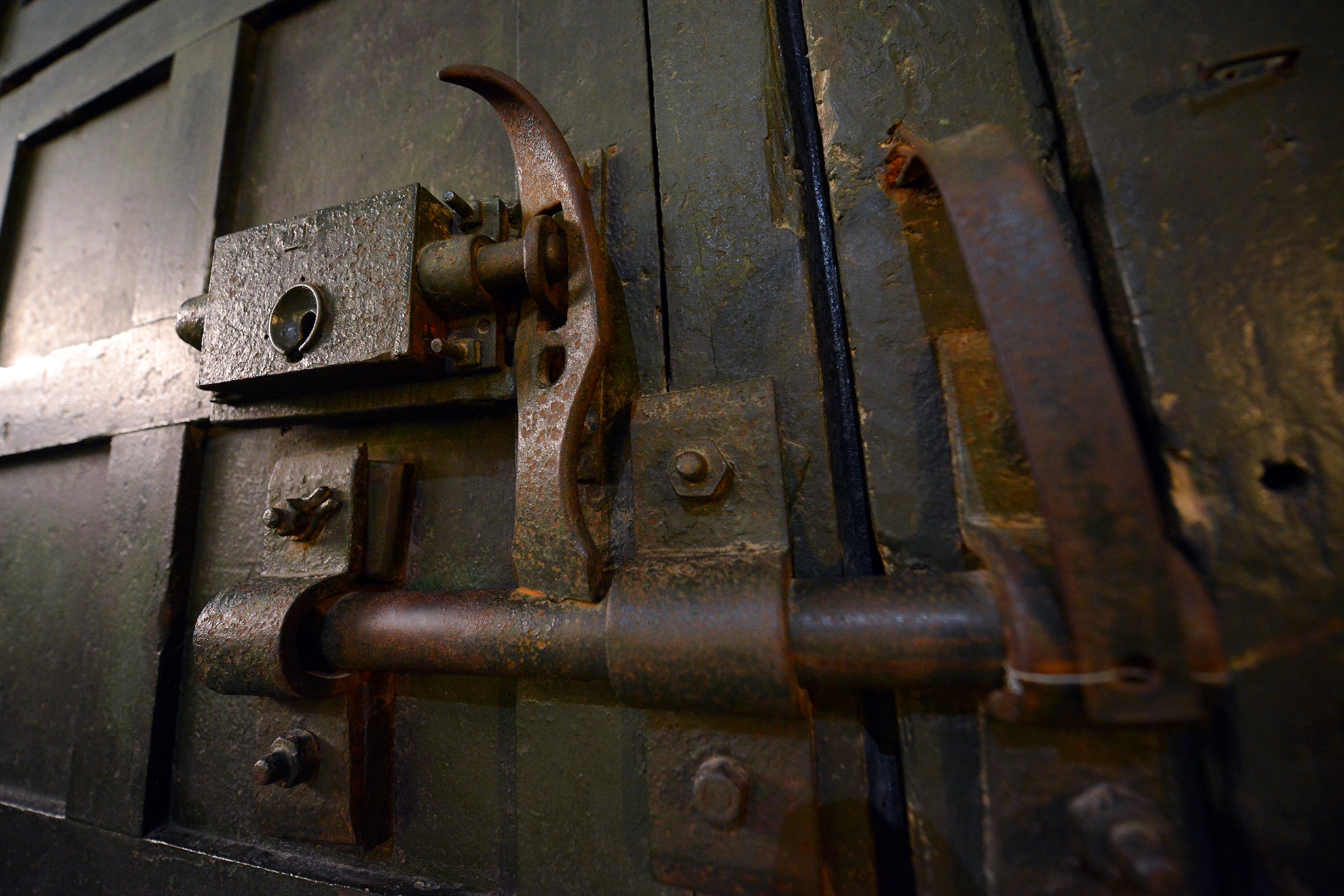 Riêng hệ thống cửa sắt, khóa được mang từ Pháp sang.