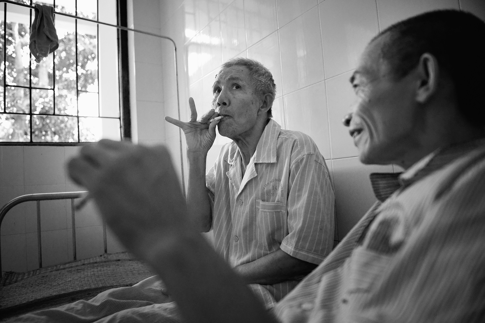 Có những trường hợp đặc biệt như ông Nguyễn Xuân Tái ( 64 tuổi, quê ở Đồng Hoá, Hà Nam) bị tổn thương sọ não dẫn tới mất hoàn toàn trí nhớ, không biết mình là ai, tên gì , không có người thân, chỉ có duy nhất ông Vũ Đức Luyện cùng phòng bầu bạn tâm sự và chăm sóc suốt thời gian ông điều trị tại đây.