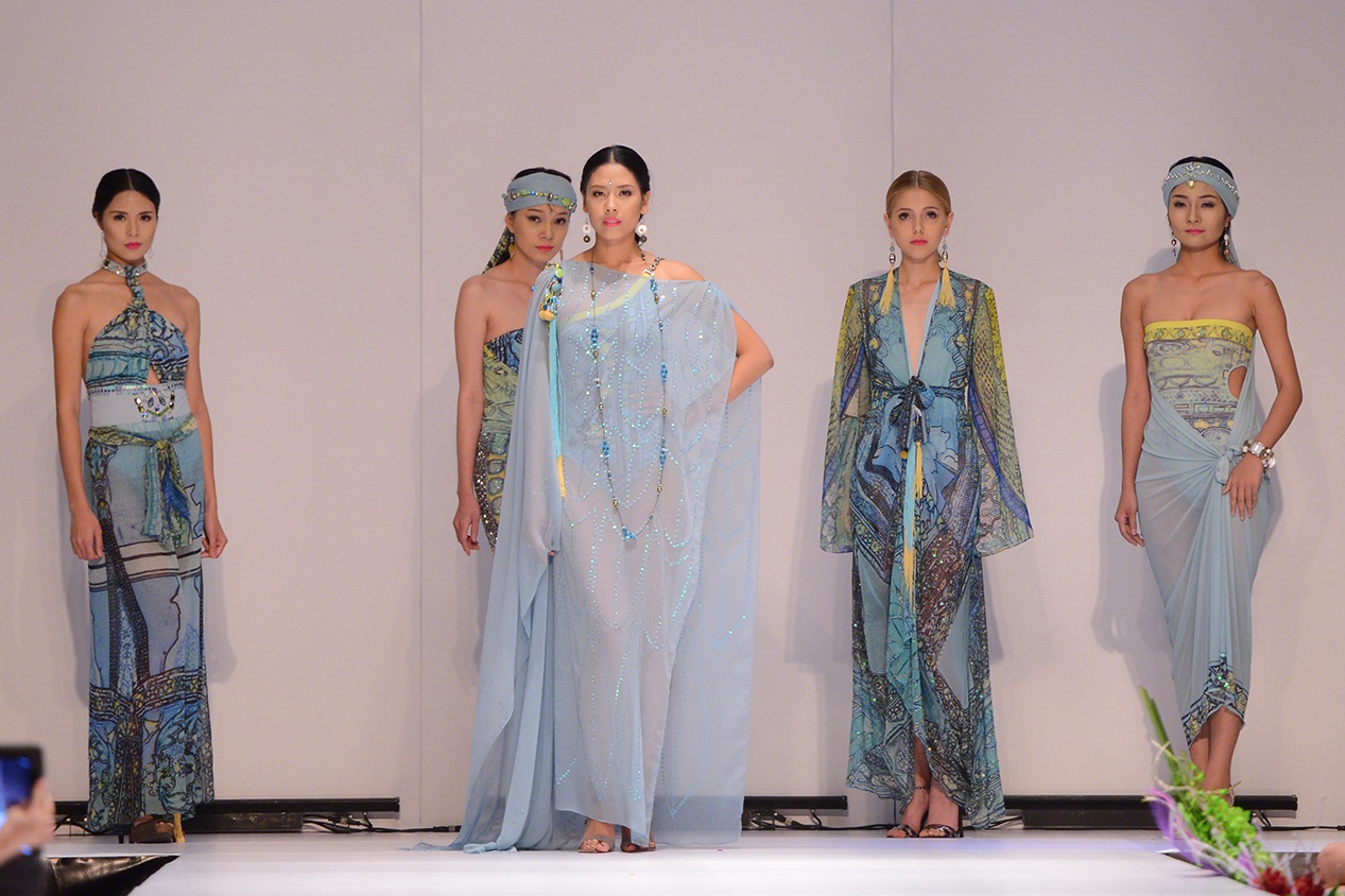 Nguyen Thi Loan, Ha Lade dien vay xuyen thau sexy hinh anh