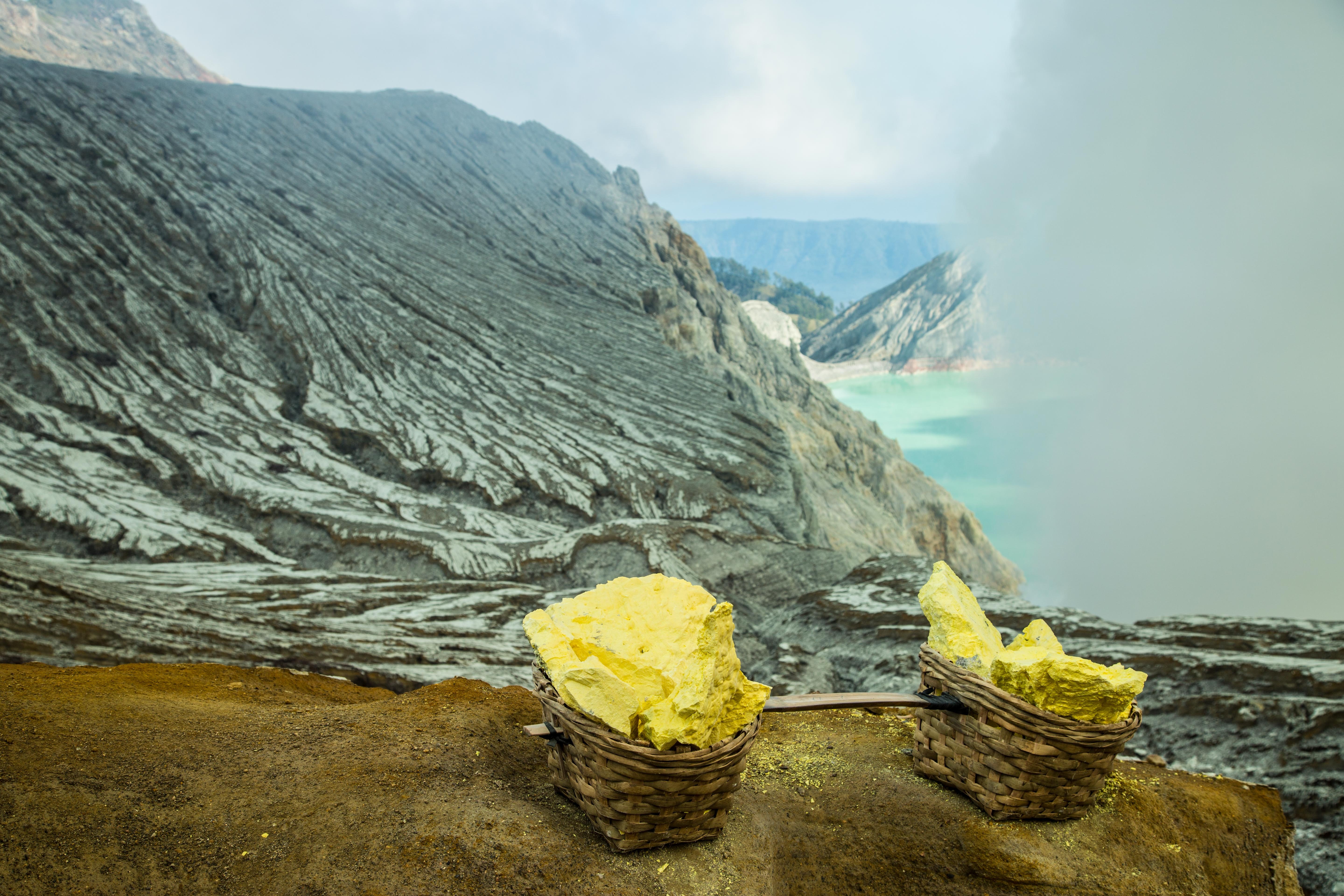 Trong miệng núi lửa Ijen, ngay cạnh hồ a-xít, nơi những ngọn lửa xanh do lưu huỳnh bị đốt cháy không ngừng phun lên, là một mỏ lưu hình kết tủa. Người ta đã tạo các đường ống để dẫn khí từ lòng núi lửa tạo nên sự ngưng tụ của lưu huỳnh nóng chảy. Từ màu đỏ khi bị nung chảy, lưu huỳnh chảy qua các đường ống rồi kết thúc ở những hố nhỏ trên bề mặt miệng núi lửa, rồi biến thành màu vàng sậm khi nguội. 