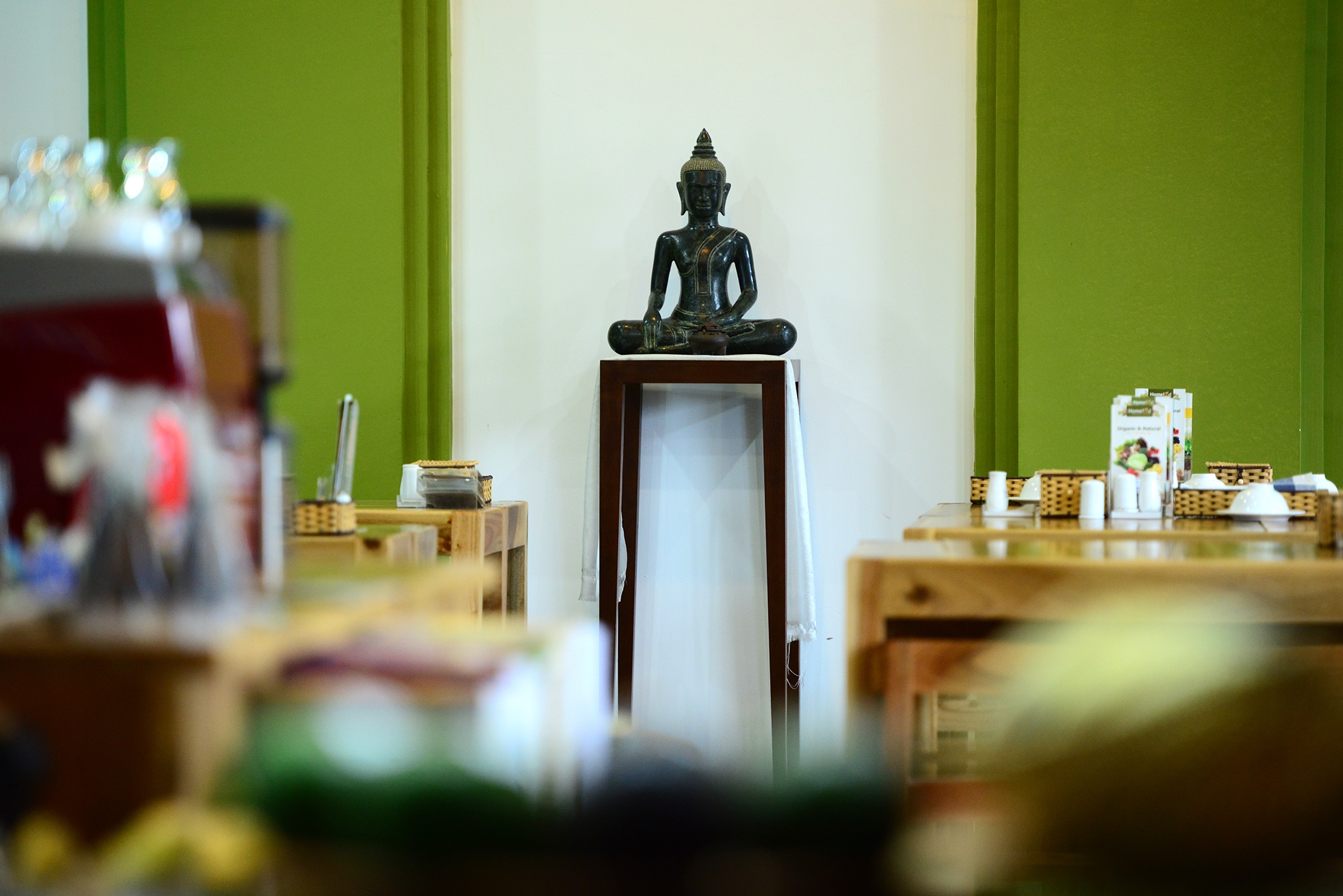 Một góc nhà hàng đặt tượng Phật trang trọng thể hiện sự tôn kính của chủ nhà hàng, hình ảnh này cũng khiến thực khách cảm thấy bữa ăn thêm phần thanh nhã. 