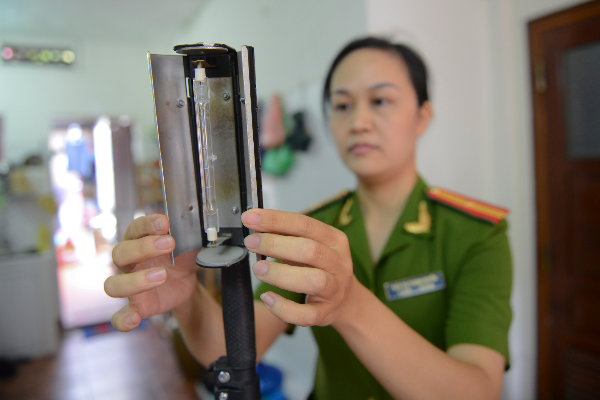 Cong an Ha Noi lam CMND tai nha cho nguoi dan hinh anh