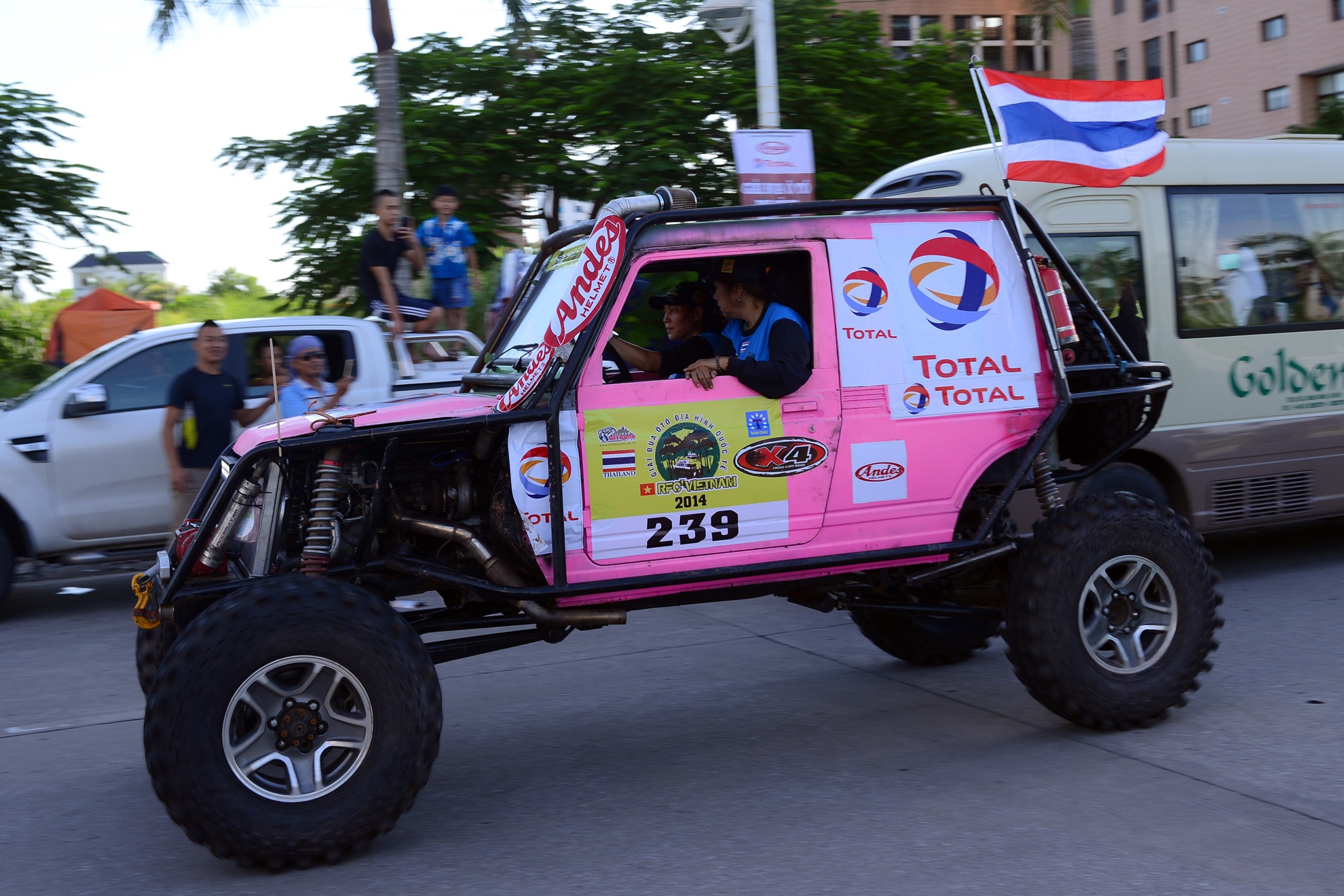 Xe do mau hong tham gia off-road 2014 dieu pho Ha Long hinh anh