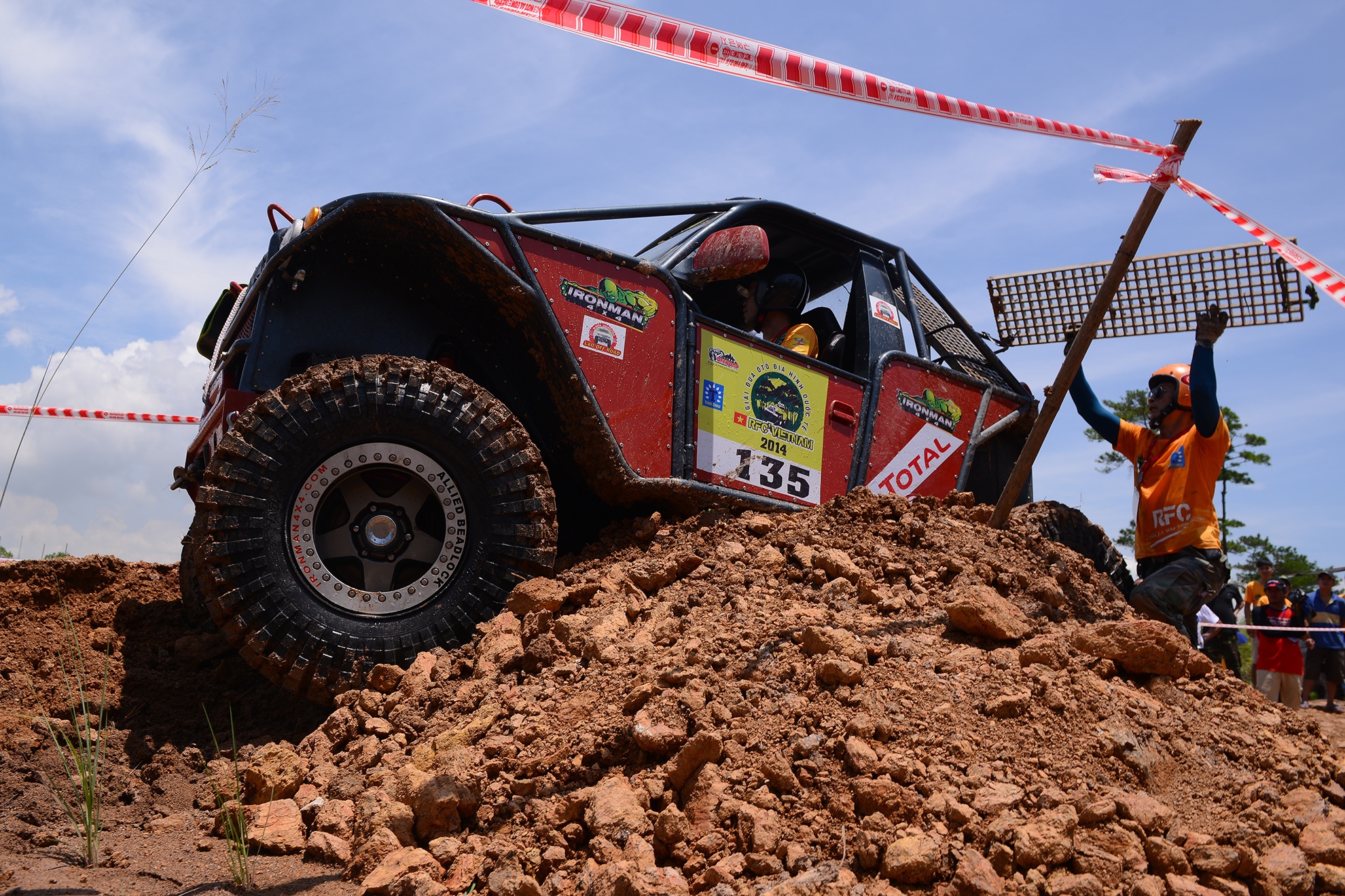 Trường đua số 2 cũng thử thách không ít tay đua bởi những mô đất lớn có thể gây sập gầm và treo xe lơ lửng không thể thoát ra được. Lái phụ luôn là người tính toán trước các tình huống xẩy và sẵn sàng nhảy xuống xe dùng tời, ván... để giúp xe vượt qua khó khăn.