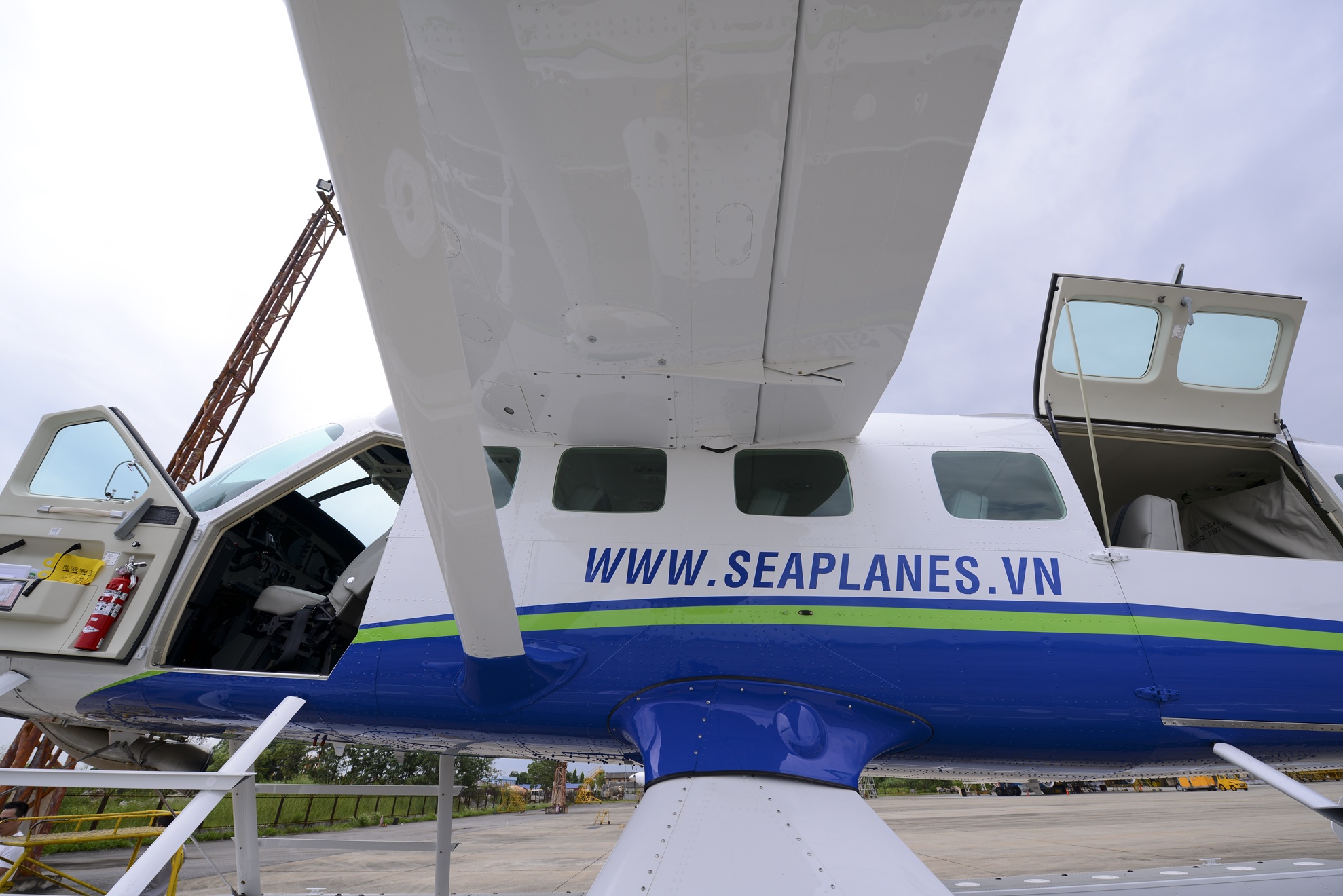 Máy bay có 4 cửa lên xuống hai bên thân máy bay, một lên thẳng khoang lái và một ở cuối cabin hành khách. 