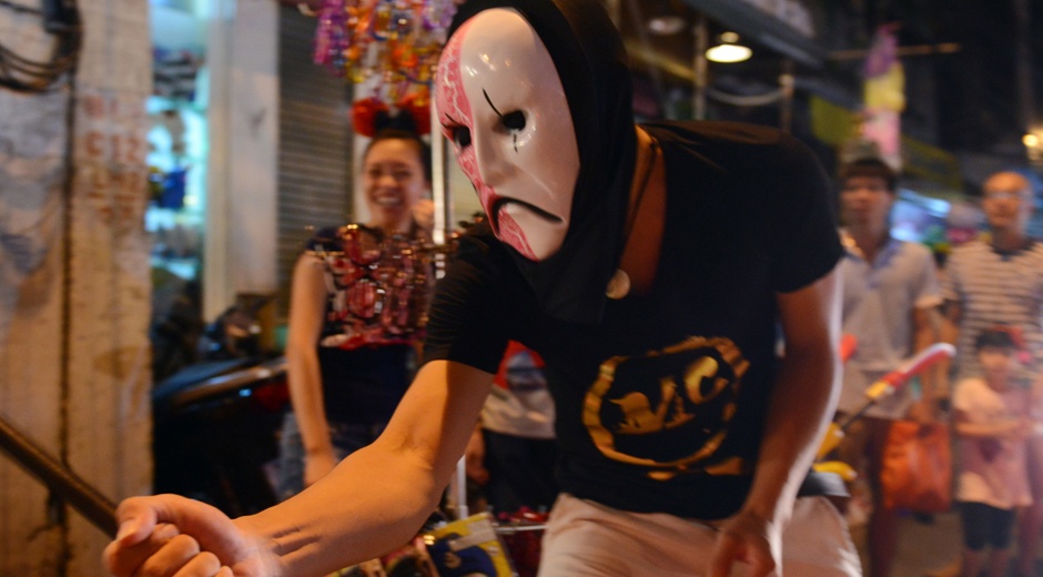 Mat na kinh di lam huyen nao cho Trung thu pho co hinh anh