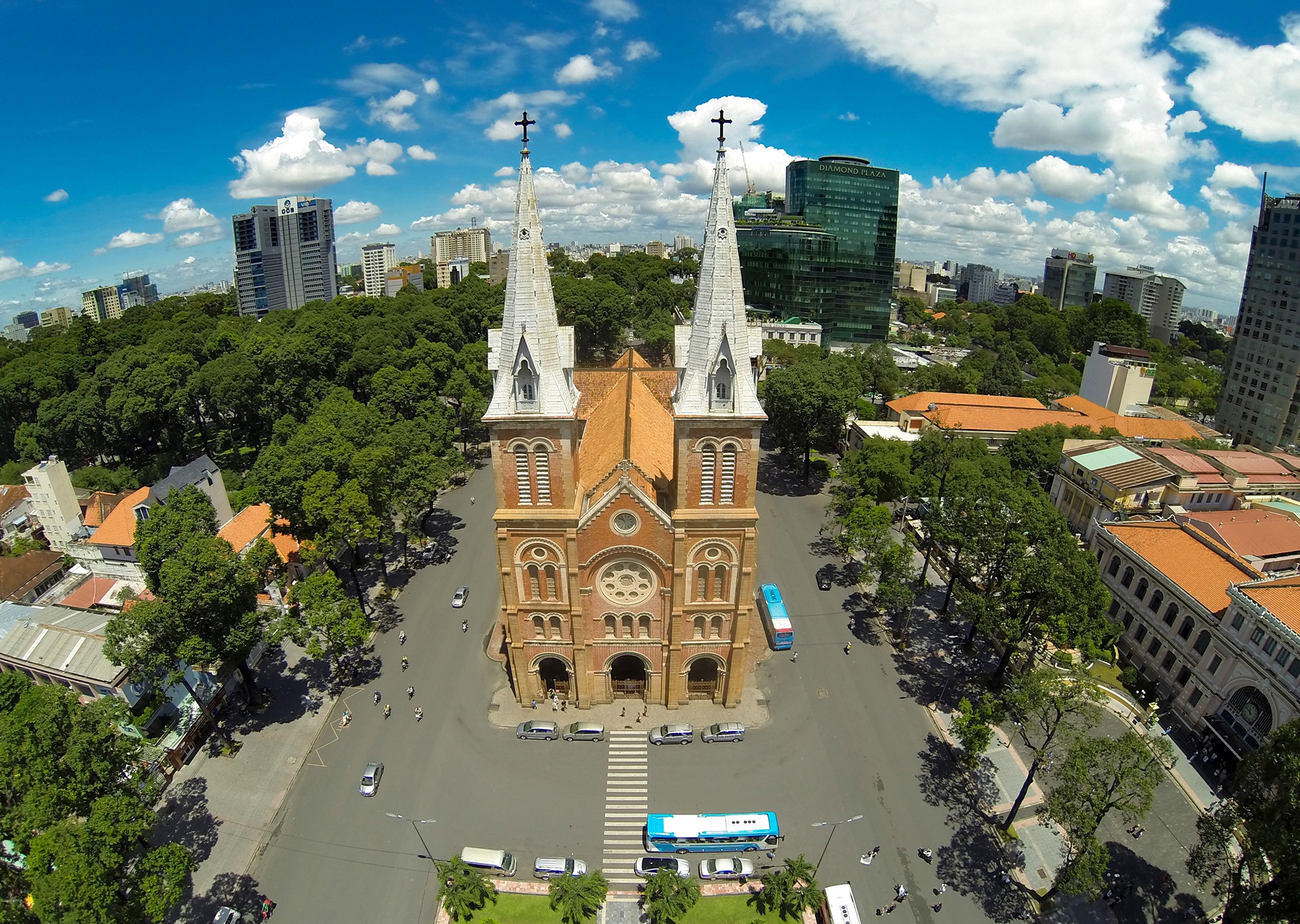 Nha tho Duc Ba Sai Gon nhin tu camera bay hinh anh