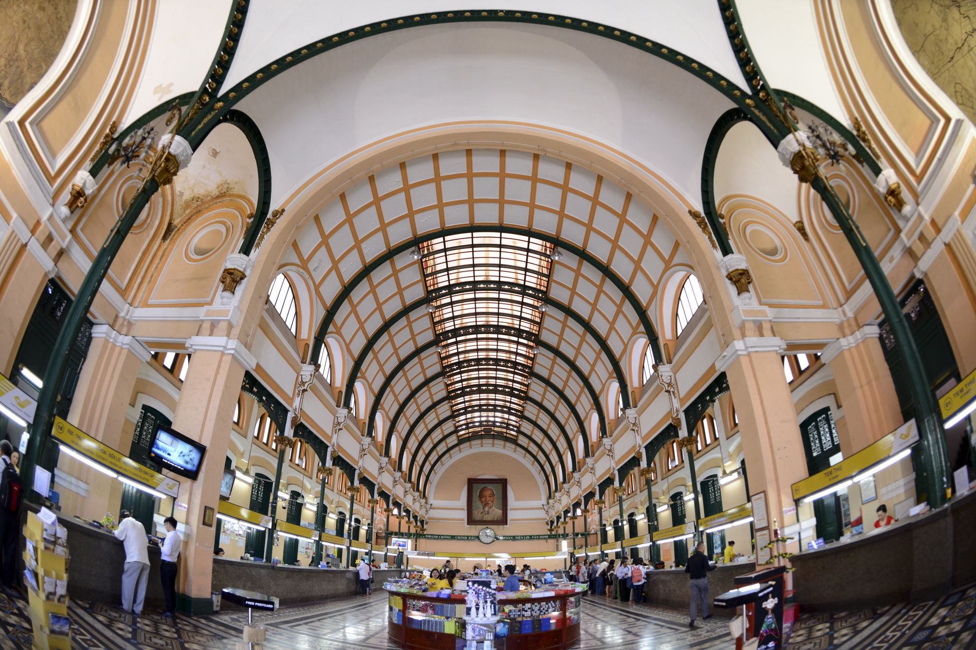 Ben trong toa Buu dien vat qua 3 the ky o Sai Gon hinh anh