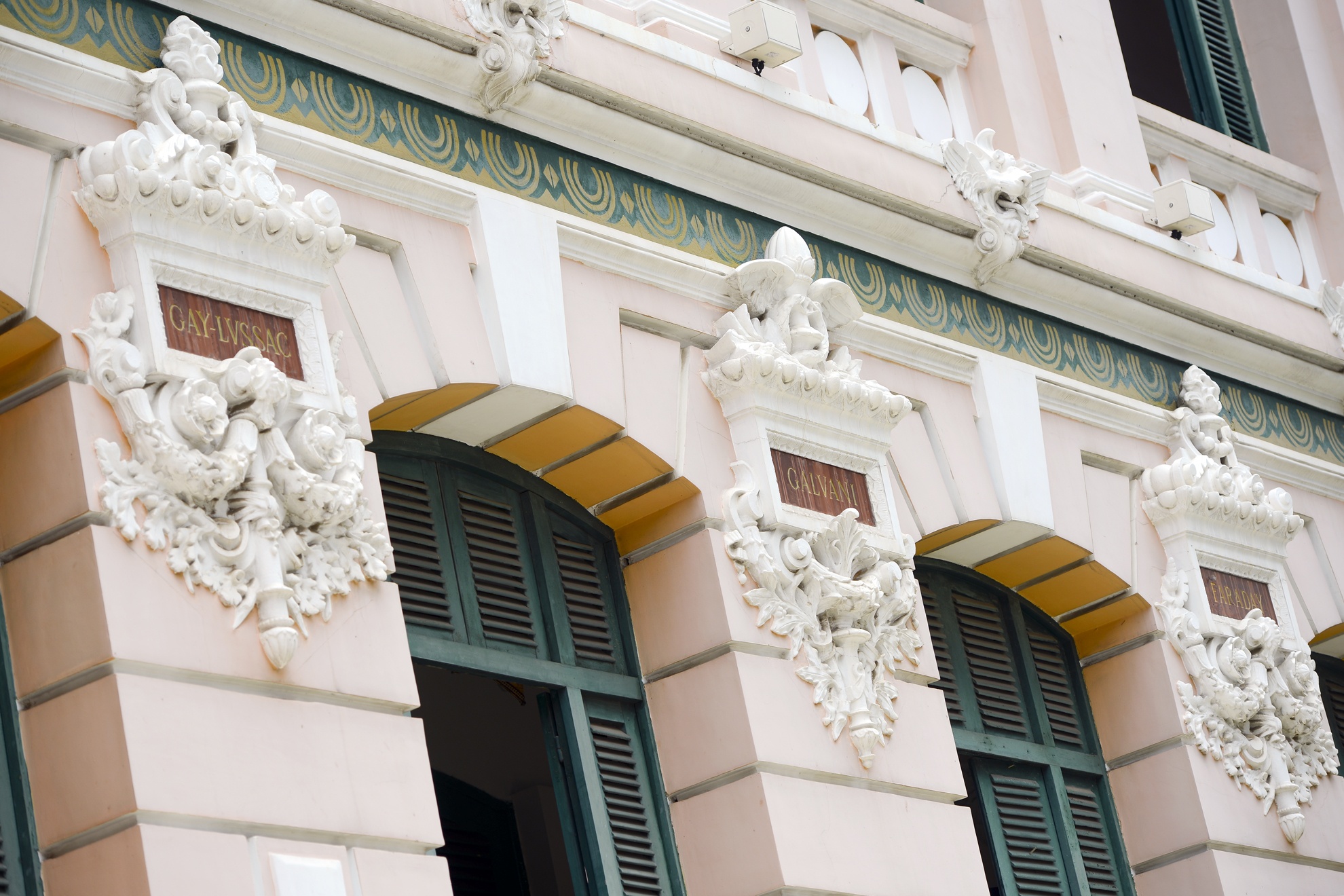 Mặt tiền của bưu điện được trang trí những bảng tên một số danh nhân Pháp như Laplace, Voltaire, Arage