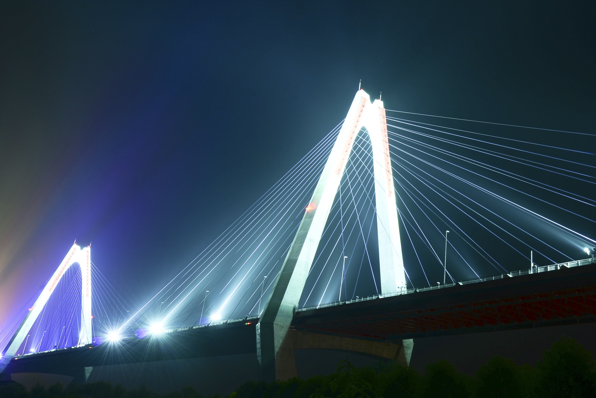 Nguoi dan thu do thich thu voi cay cau nhieu mau sac hinh anh