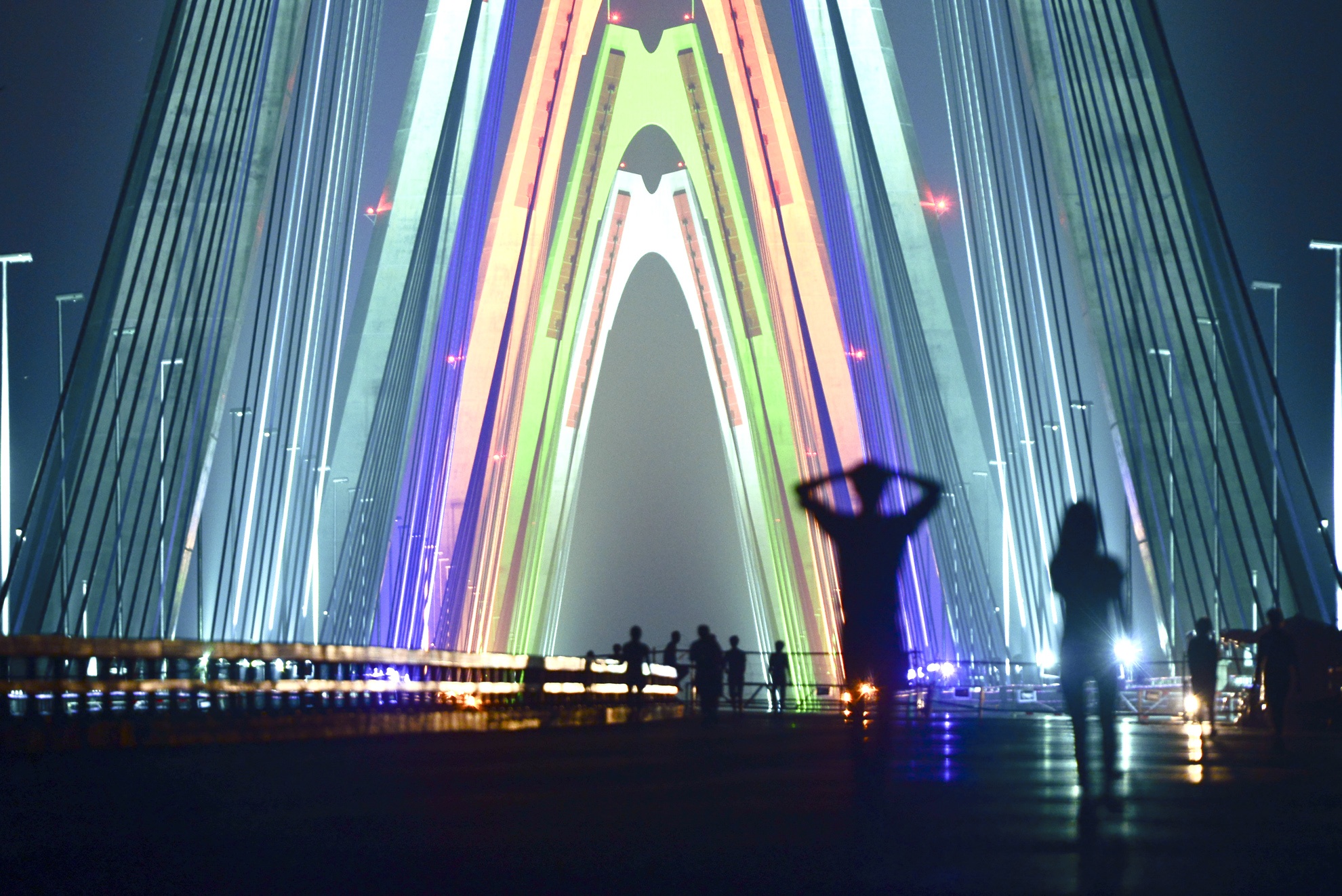 Rất nhiều người dân sống quang khu vực chân cầu thích thú đã đi bộ trên đường dẫn lên cầu để chiêm ngưỡng, chụp ảnh và hóng mát.