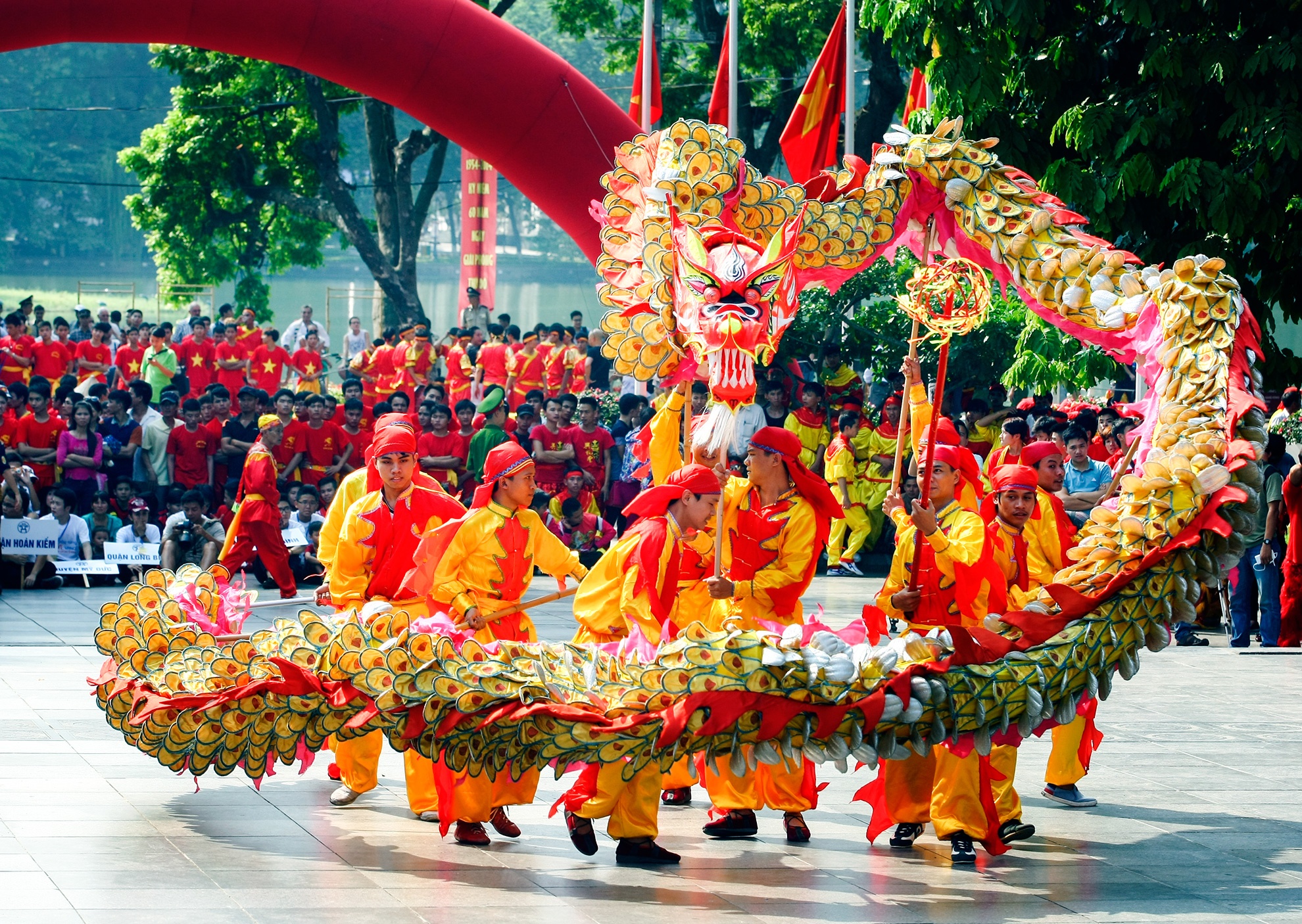 Nhung man mua rong soi dong duong pho Ha Noi hinh anh