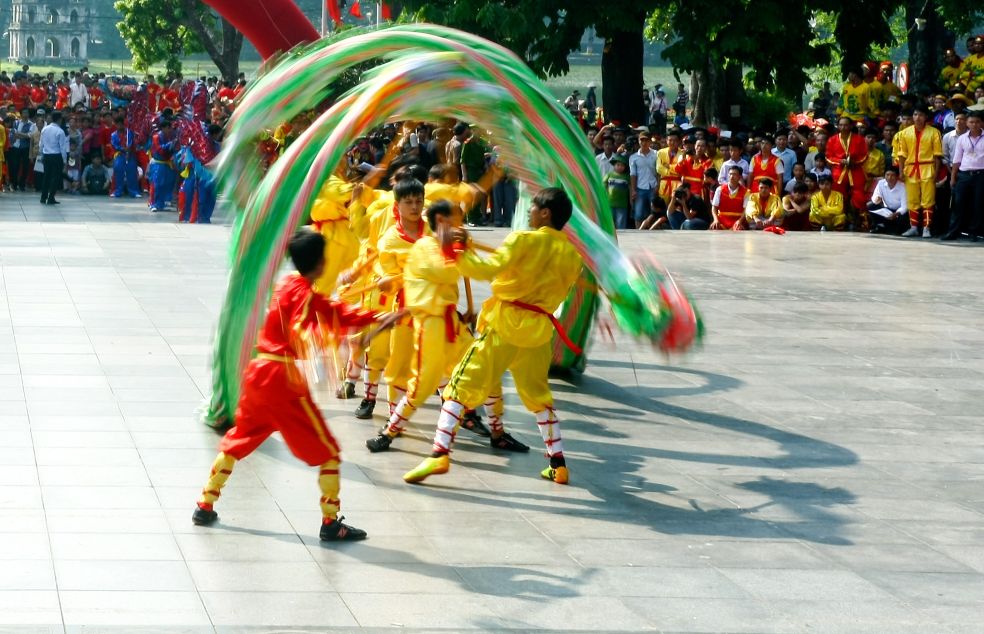 Những chú rồng sắc màu uốn lượn như mây gió cực kỳ uyển chuyển và đẹp mắt trên sân khấu.