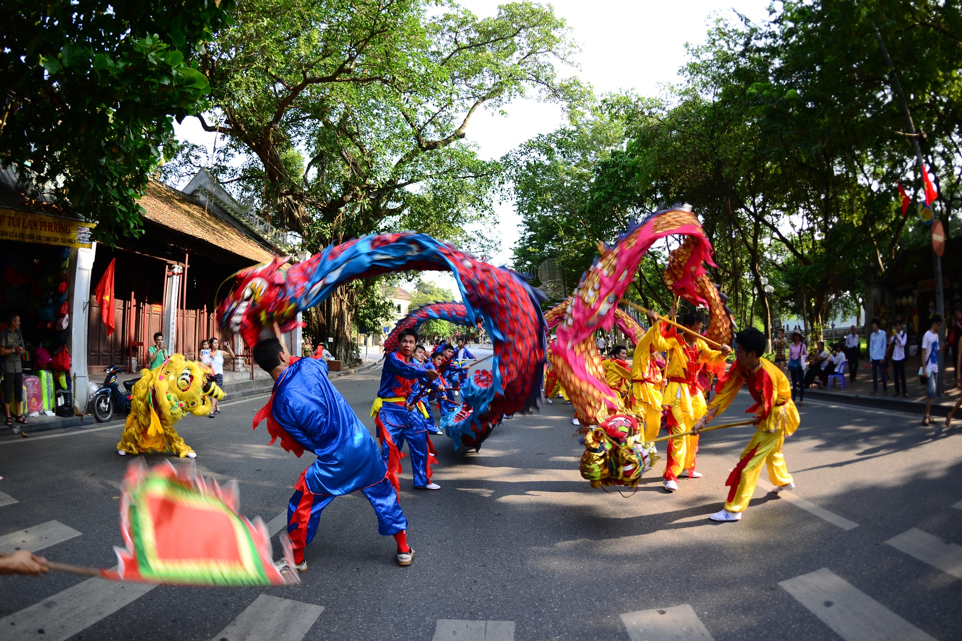 Mua rong nao dong duong pho hinh anh