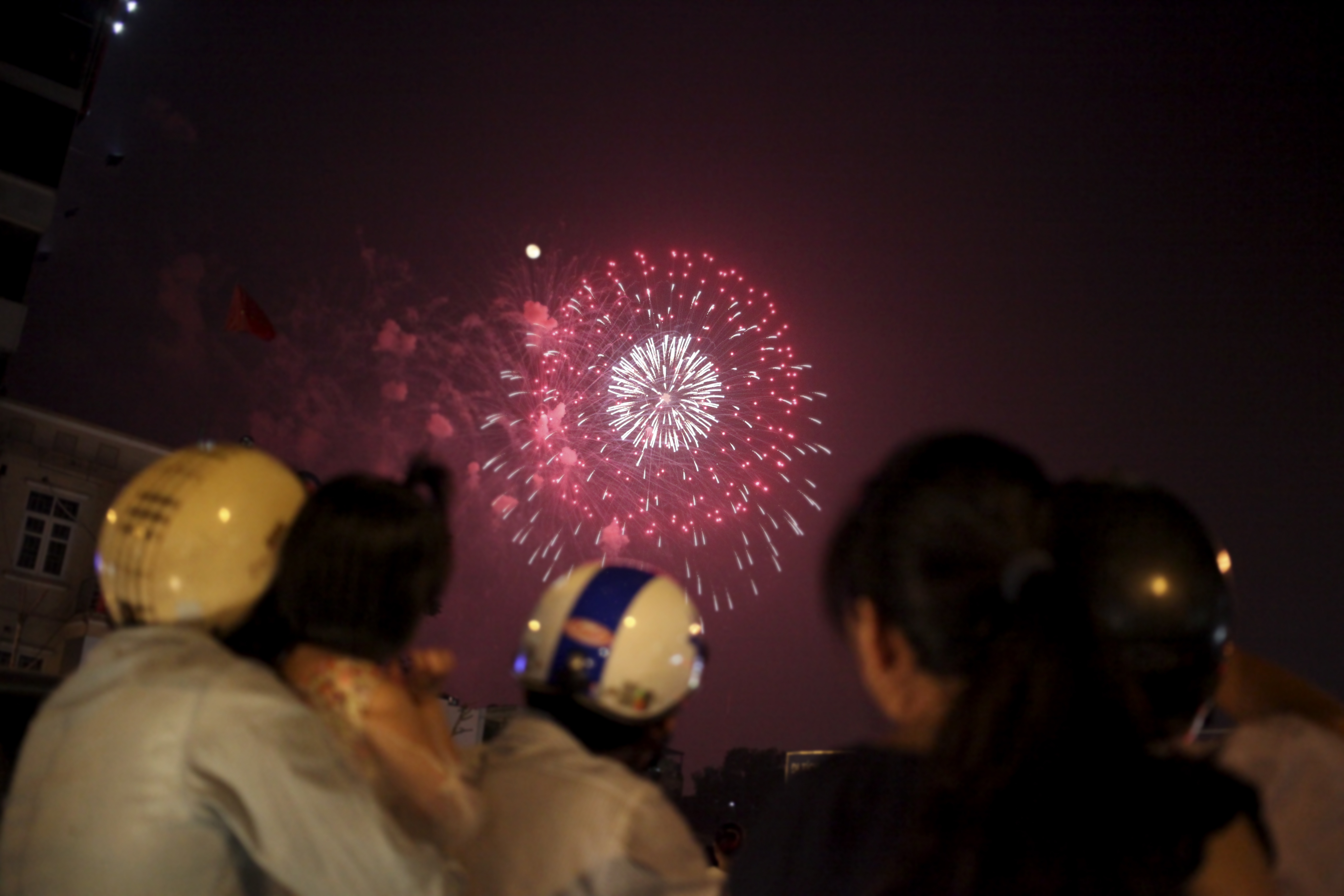 Video phao hoa ruc ro tren bau troi Ha Noi hinh anh