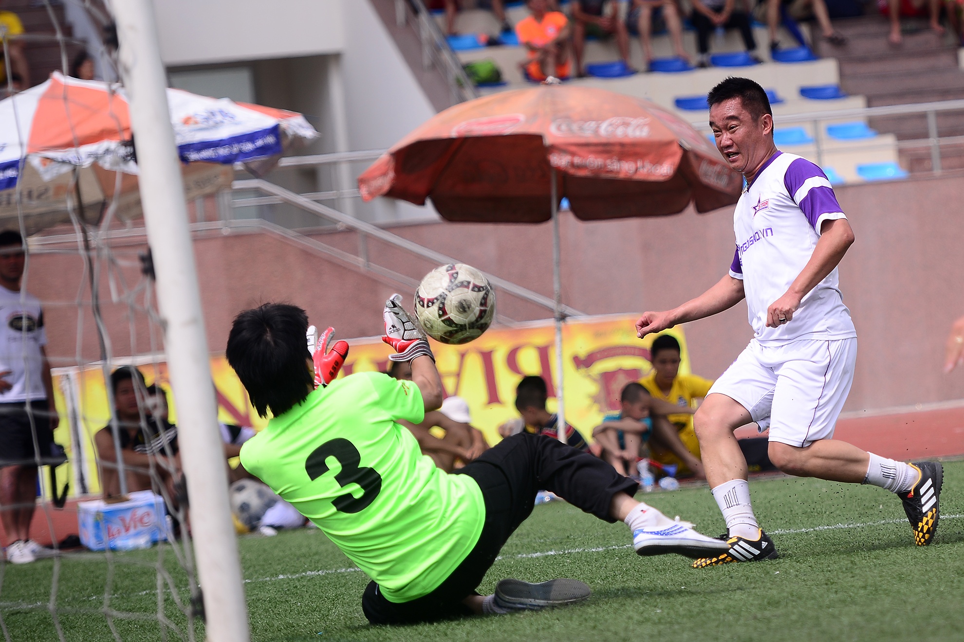 The he vang bong da VN thang kich tinh 5-4 de vao tu ket hinh anh