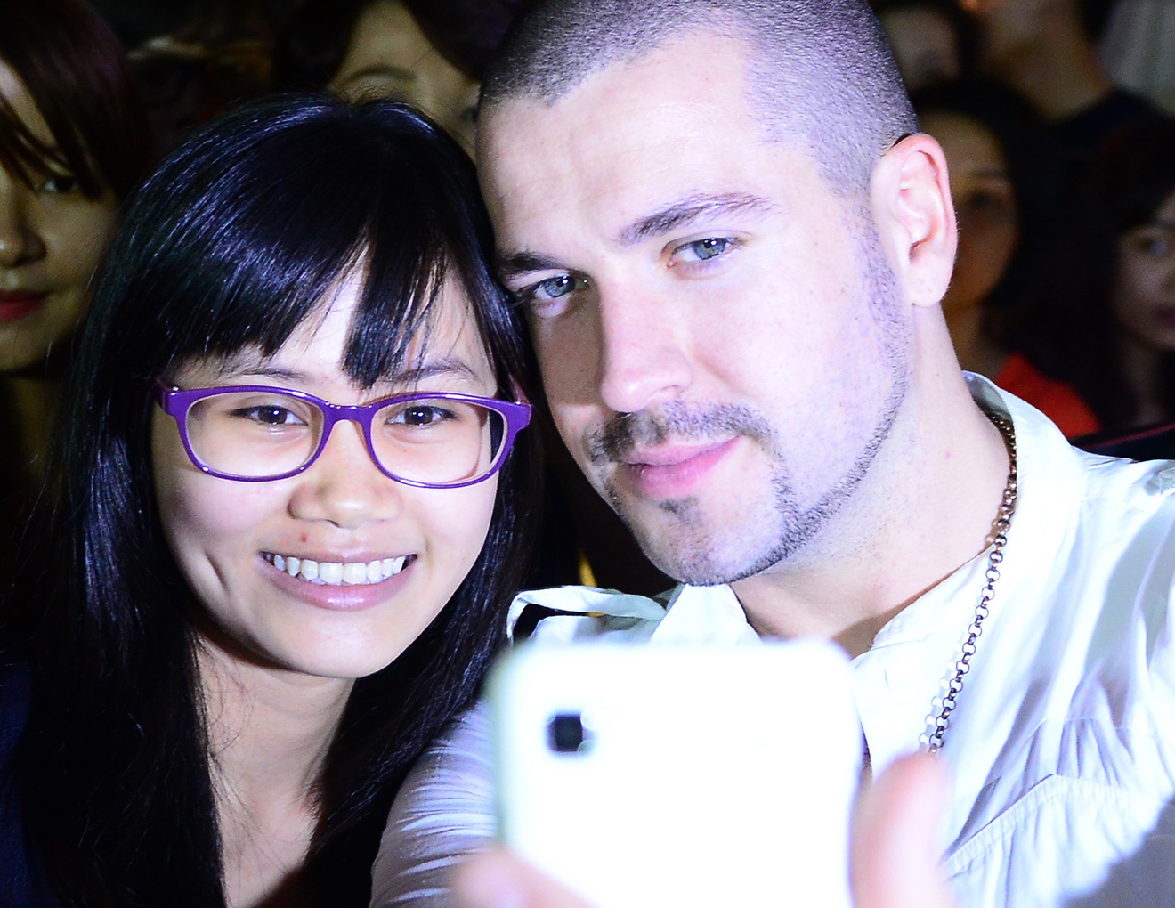 Shayne Ward chup selfie cung thieu nu Viet hinh anh