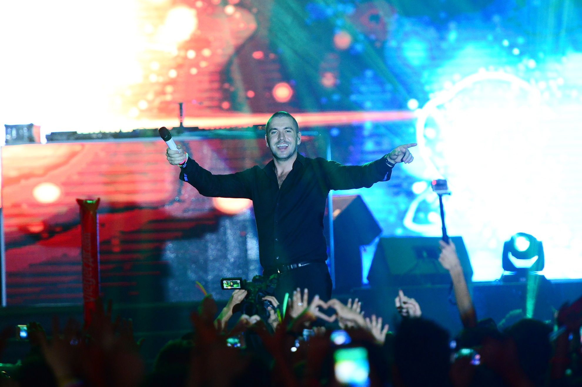 21h15, ca sĩ Shayne Ward xuất hiện trên sân khấu ánh sáng của đêm nhạc Glow diễn ra tại Công viên nước Hồ Tây ( Tây Hồ, Hà Nội).