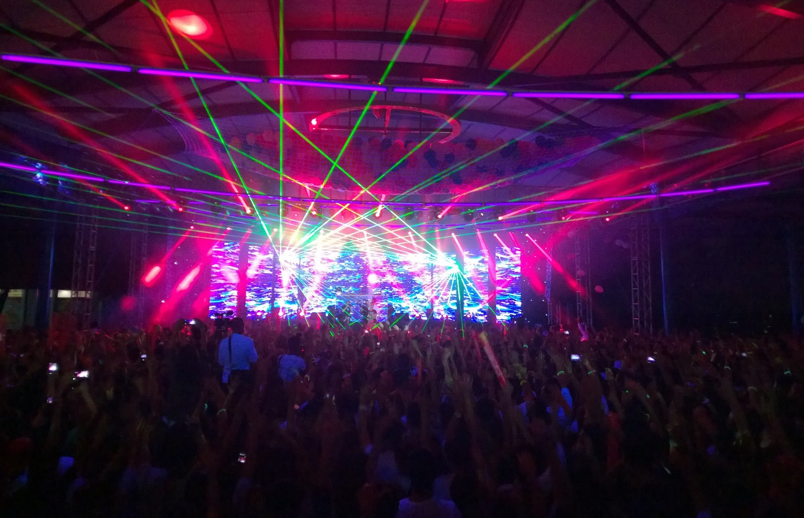 Kết thúc đêm nhạc là những màn biểu diễn âm thanh, ánh sáng đặc biệt ấn tượng của DJ hàng đầu thế giới Scott Kirby. 