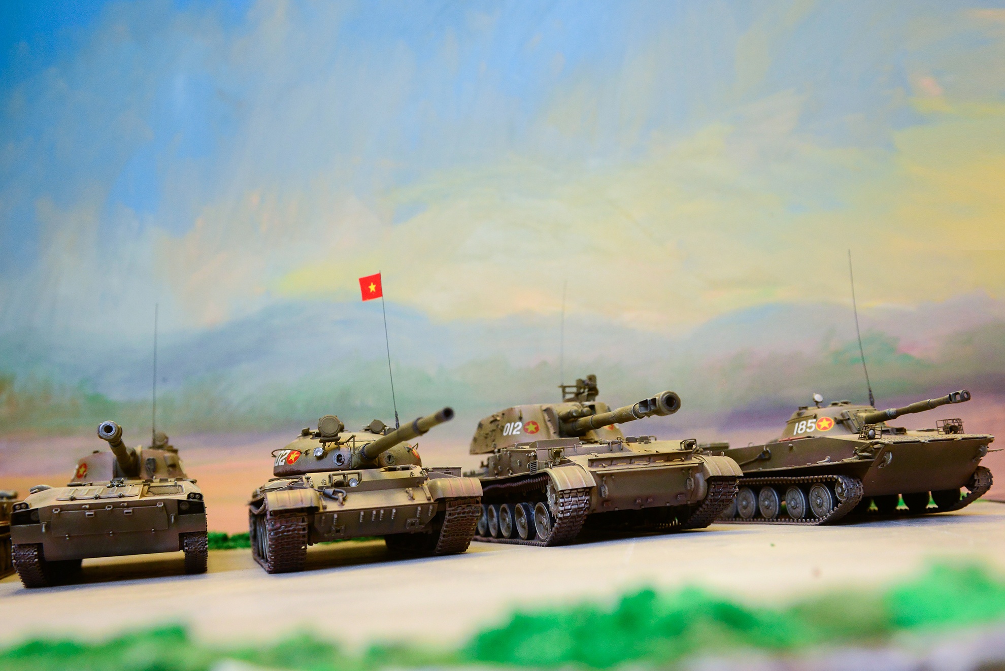 Các loại tăng, pháo chủ lực trong đội hình hùng mạnh của Lục quân Việt Nam có mặt và dàn trận đầy đủ trên căn gác nhỏ tại Hà Nội của một người đàn ông đam mê quân sự. 