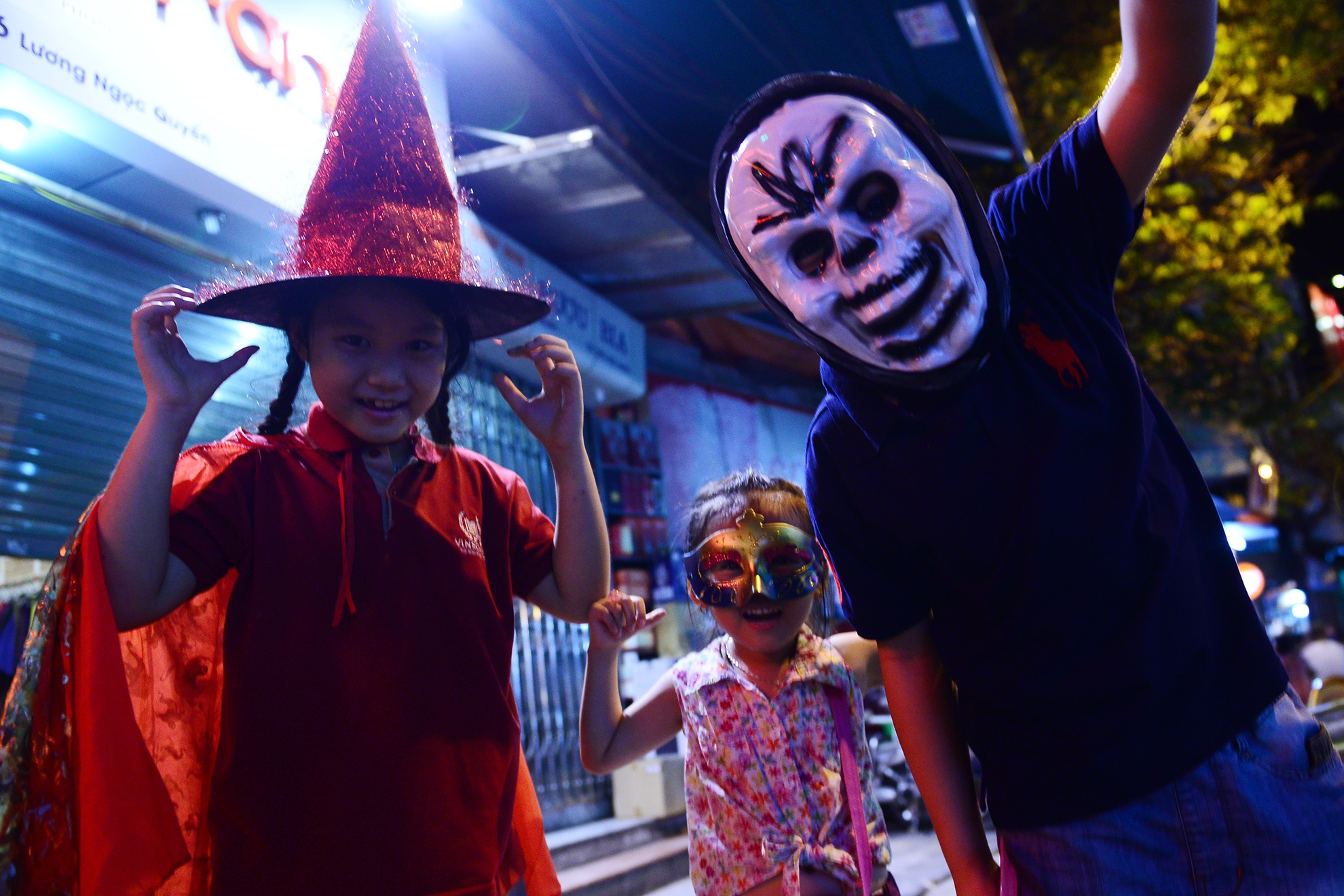 Các cô cậu bé cũng có dịp được hoá trang theo ý mình, tụ thành nhóm đi trêu chọc mọi người trên phố.