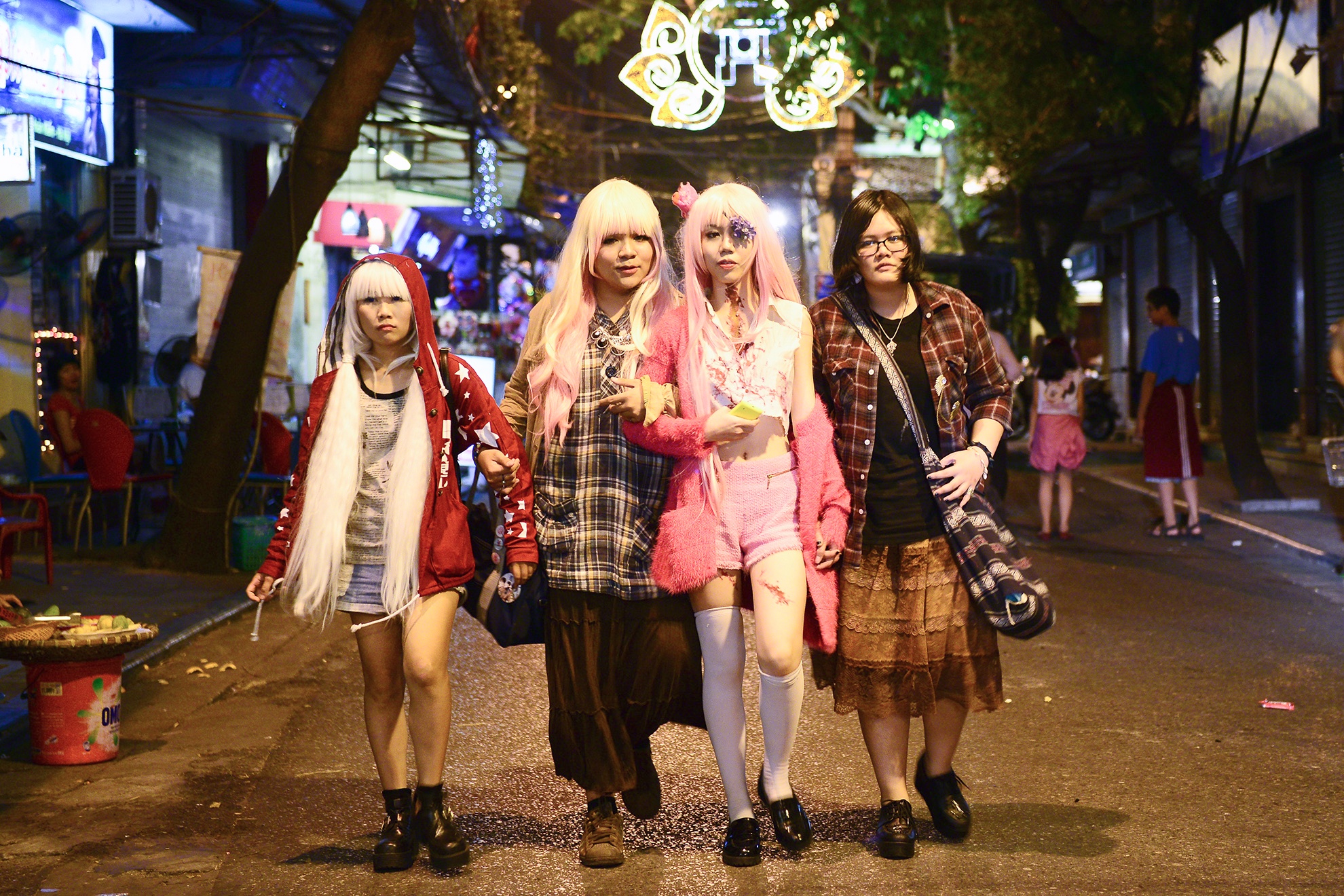 Nhóm bạn trẻ hoá trang theo phong cách Cosplay quen thuộc lạc lõng trên phố cổ.