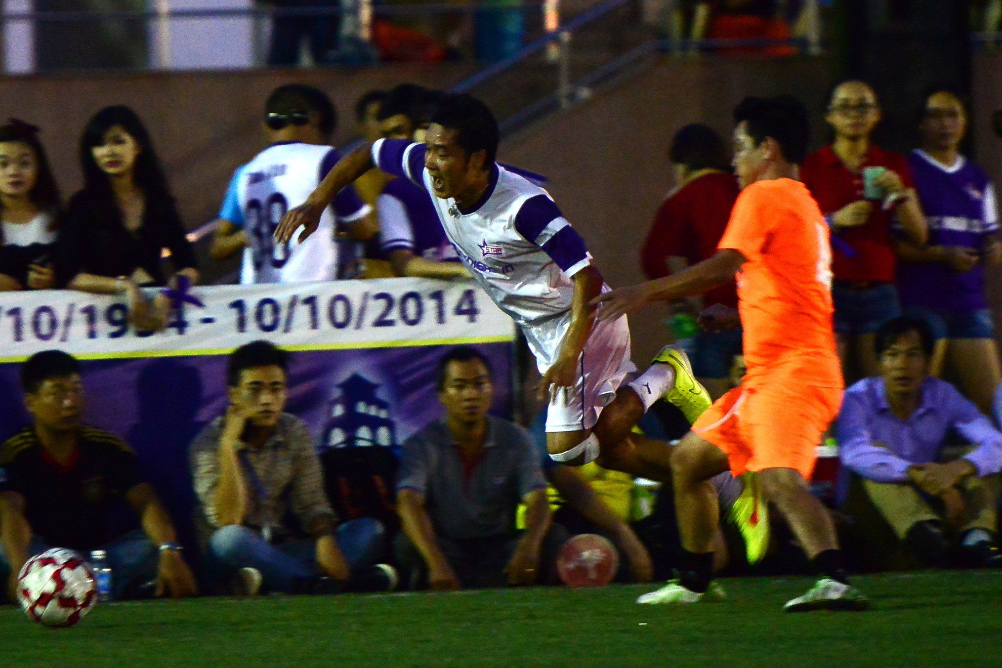 Với khả năng kỹ thuật điêu luyện và lắt léo, Hồng Sơn liên tục bị cầu thủ đối phương va chạm đủ để chặn đứng những pha tấn công của đội Ngôi sao.