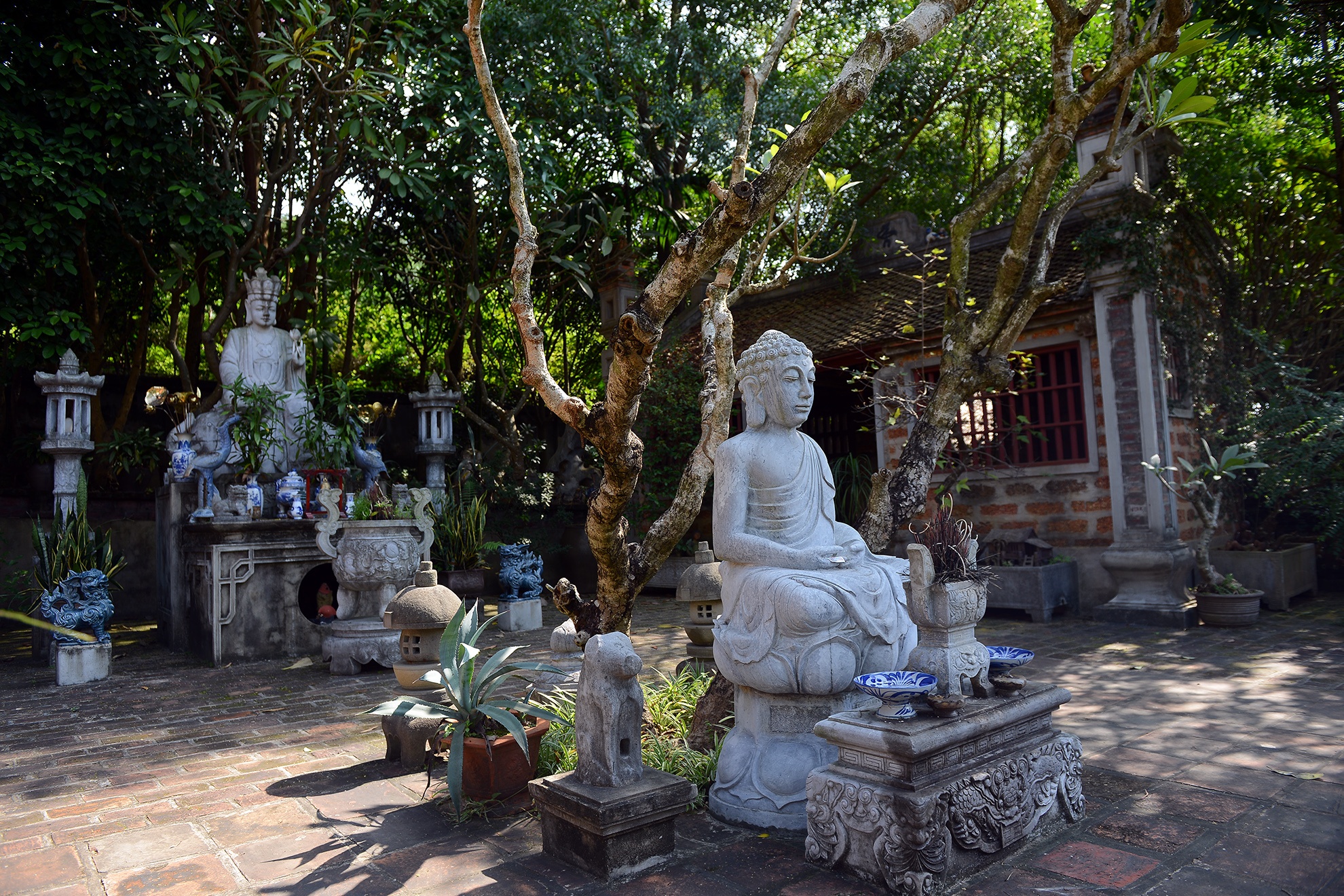 Quần thể nhỏ Việt phủ Tâm linh bao gồm các công trình kiến trúc tôn giáo với biểu hiện đầy đủ những cốt lõi tâm linh của người Việt. Các công trình tượng Phật, đền thờ Đức Thánh Trần, Điện Thờ Mẫu, nhà Thanh Tĩnh nối tiếp nhau trong khuôn viên chính giữa Phủ Việt. 