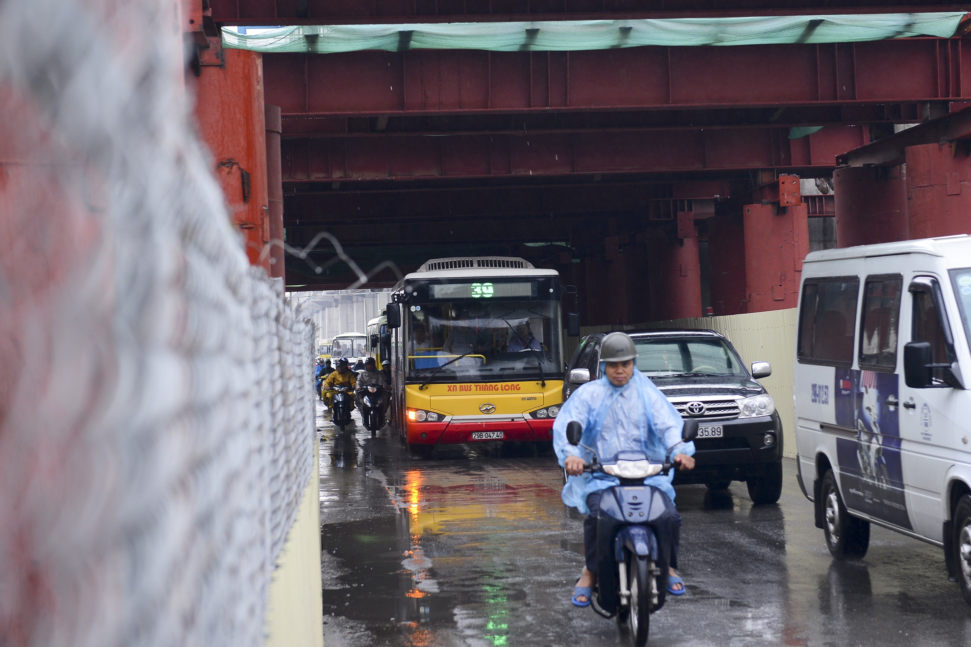 Ở hướng đi ngược lại, từ Hà Đông vào trung tâm Hà Nội thì khung giàn giáo thậm chí còn phủ kín cả làn xe buýt lẫn làn đường ở giữa.