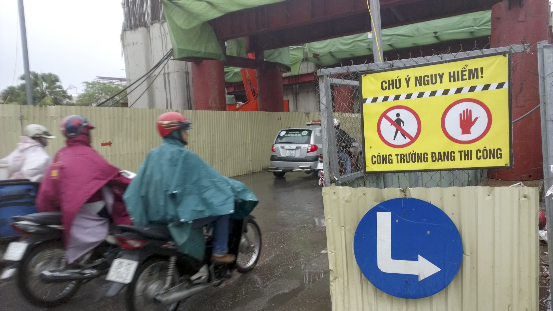 Các biển báo được dựng lên ngay trước đường hầm vào ga cảnh báo các phương tiện và người đi đường.