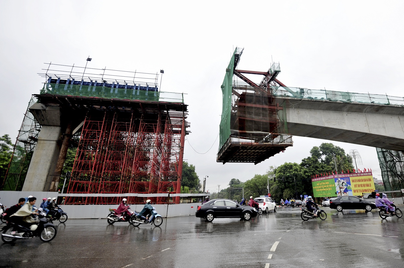 Hình ảnh đáng sợ tại nút giao ngã tư Trần Phú - Quang Trung (Hà Đông).