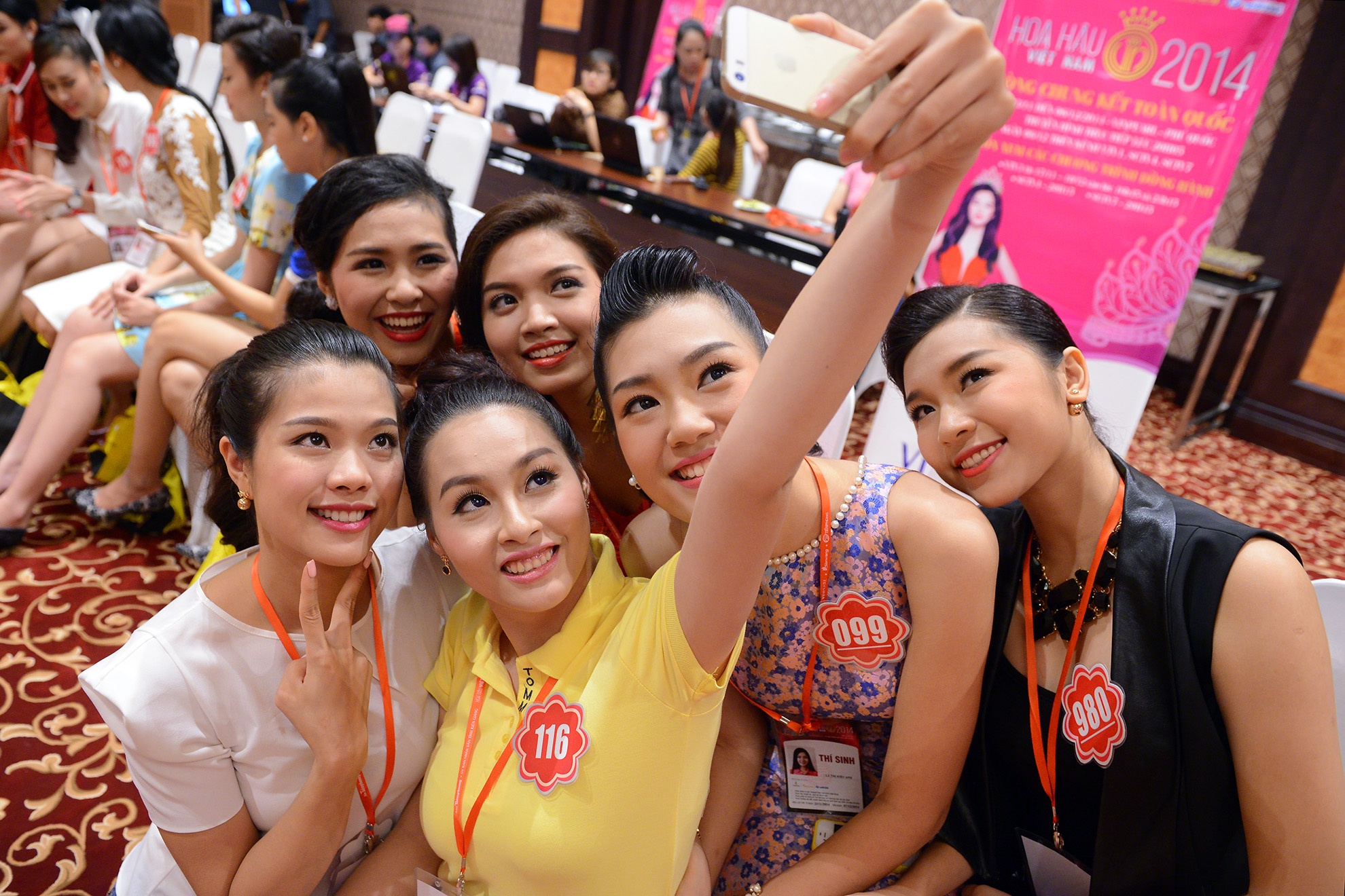 Thi sinh hoa hau chup anh tu suong hinh anh