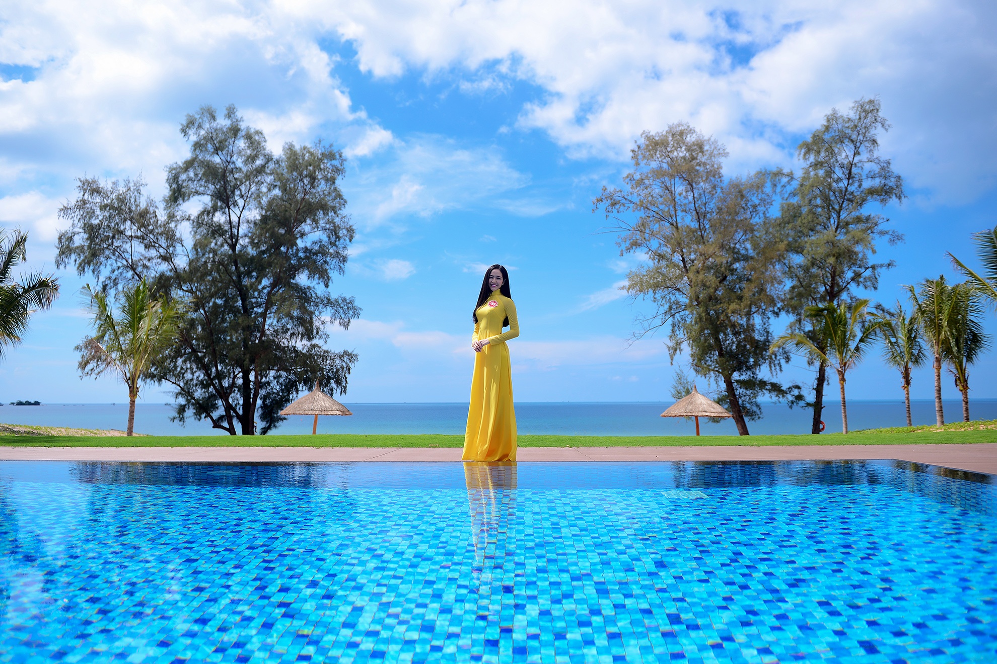 Nơi đây còn sở hữu một bể bơi lớn cùng một bãi biển riêng hướng thẳng ra biển đảm bảo sự riêng tư và thoải mái cho thượng khách tại đây.