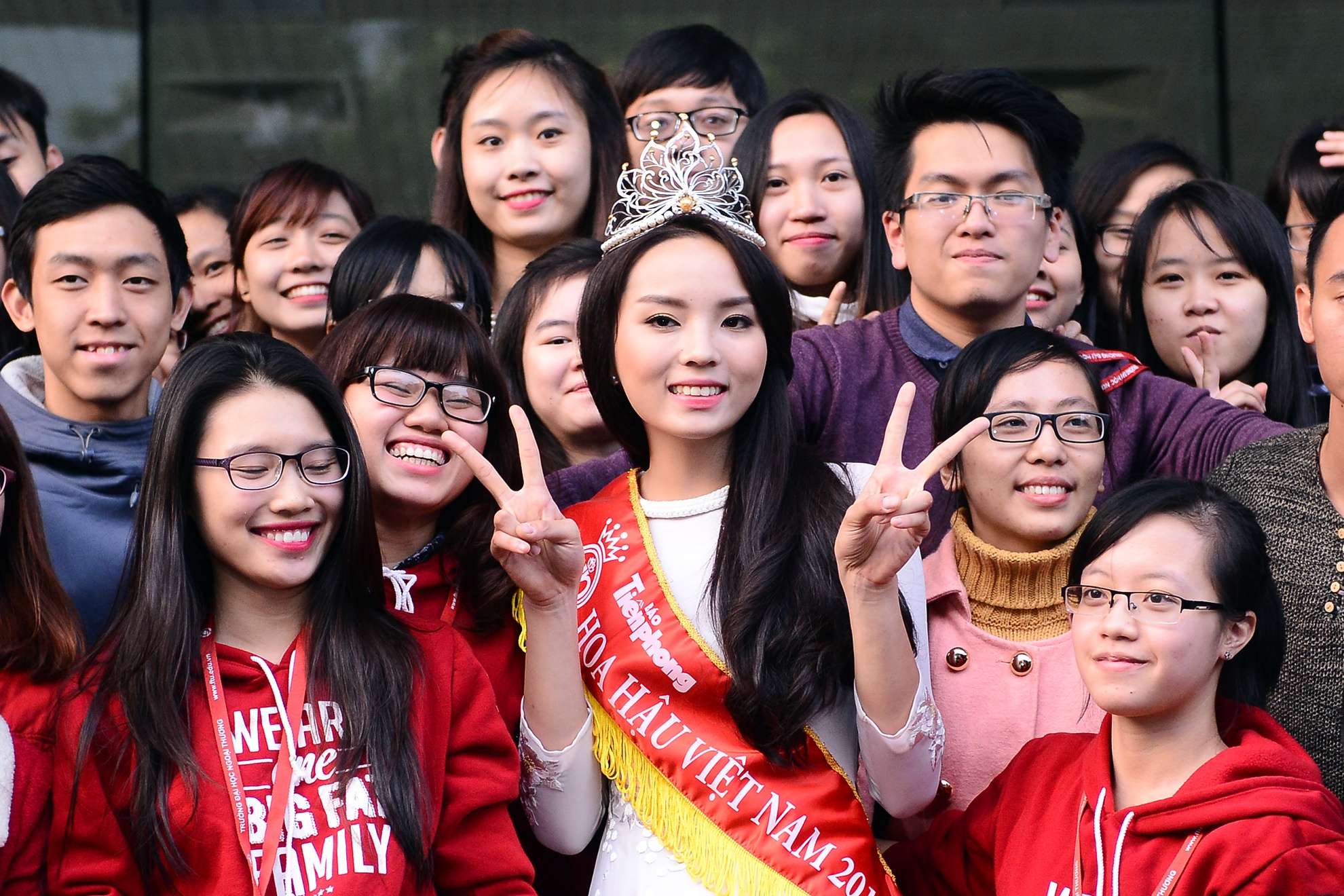 Hoa hau Ky Duyen ve truong DH trong su chao don nong nhiet hinh anh