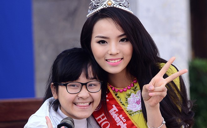 Hoa hau Ky Duyen hat 'Hoang mang' giua san truong hinh anh