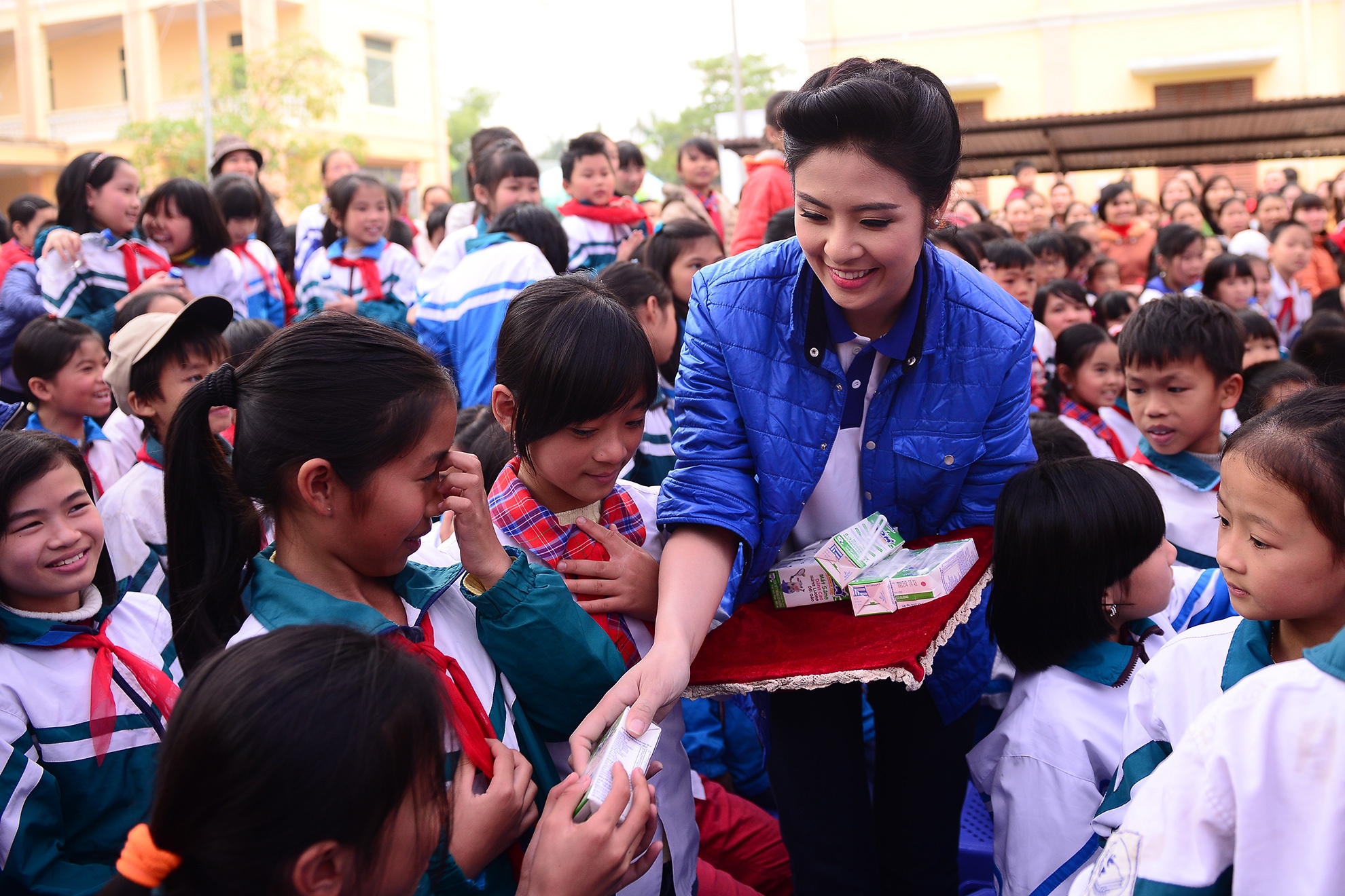 Ngoc Han, Xuan Bac tang sua cho tre khuyet tat hinh anh