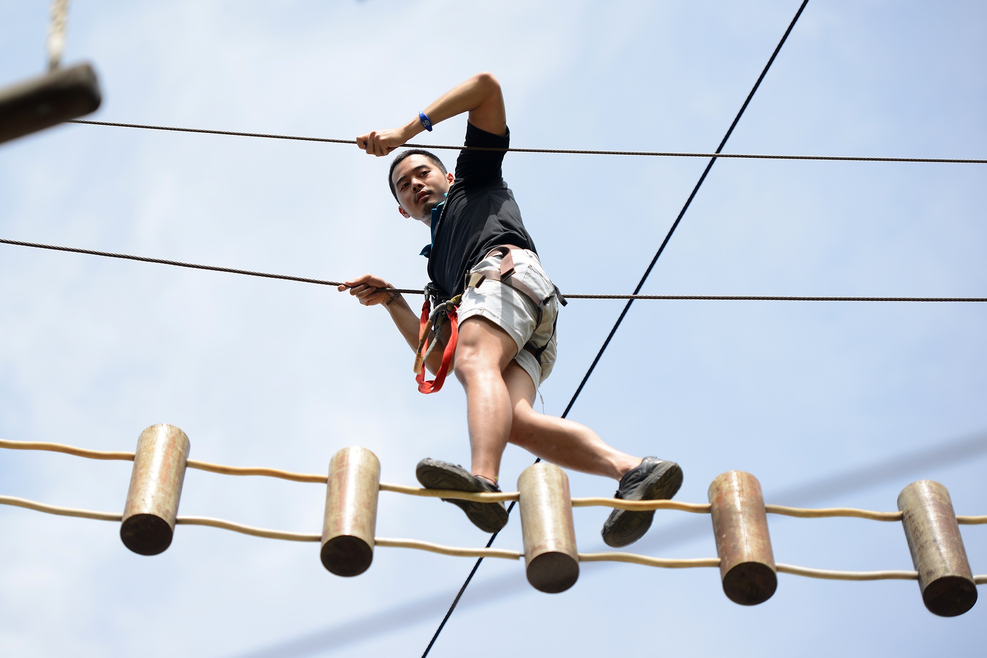 Bay nhay, leo treo nhu Tarzan trong cong vien khi hinh anh