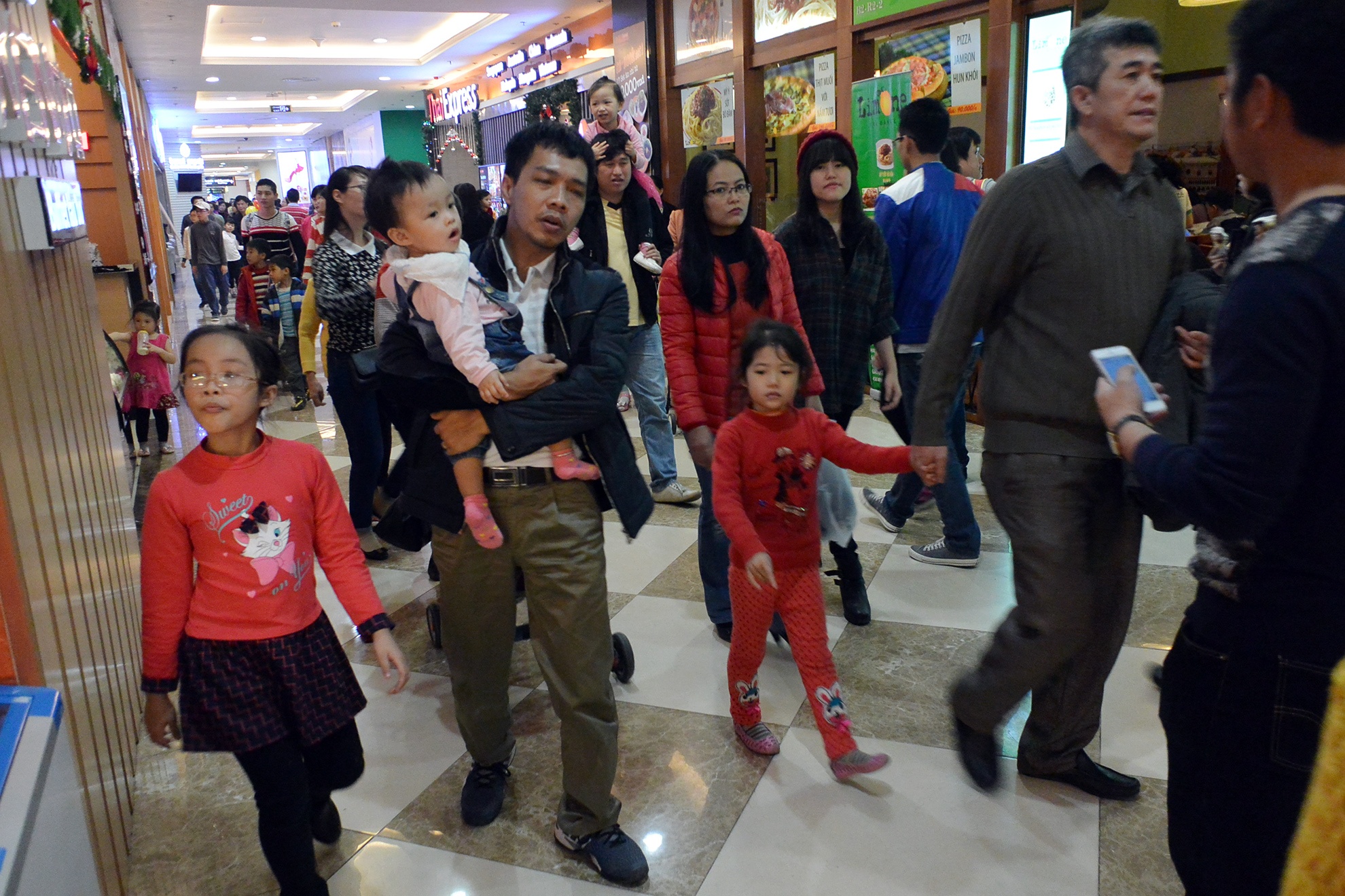 Thieu cho choi, nguoi dan do ve kin cac TTTM hinh anh