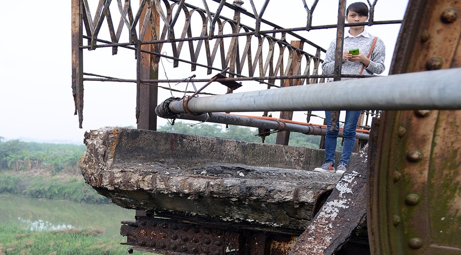 Can canh cau Long Bien hoen gi, mot ruong hinh anh