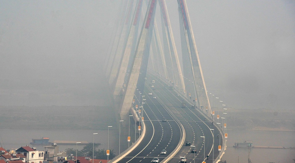 Cau day vang dai nhat Viet Nam mu suong giua trua hinh anh